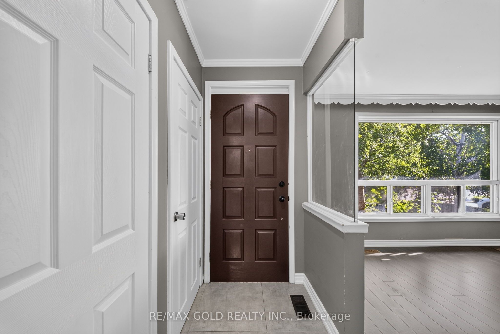 204 Taysham Crescent Upper, Toronto, ON M9V 1X7 photo 3