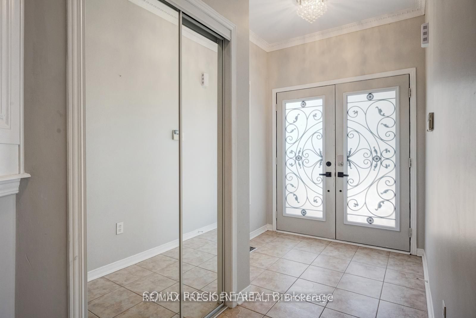 15 Roundstone Drive, Brampton, ON L6X 0K7 photo 3