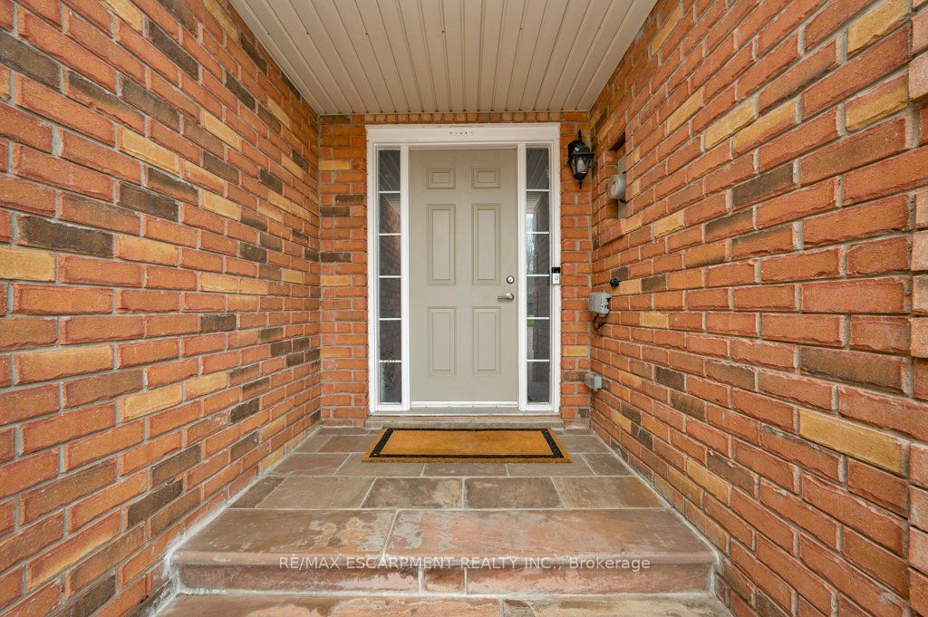 2006 Erika Court, Oakville, ON L6M 4R4 photo 2