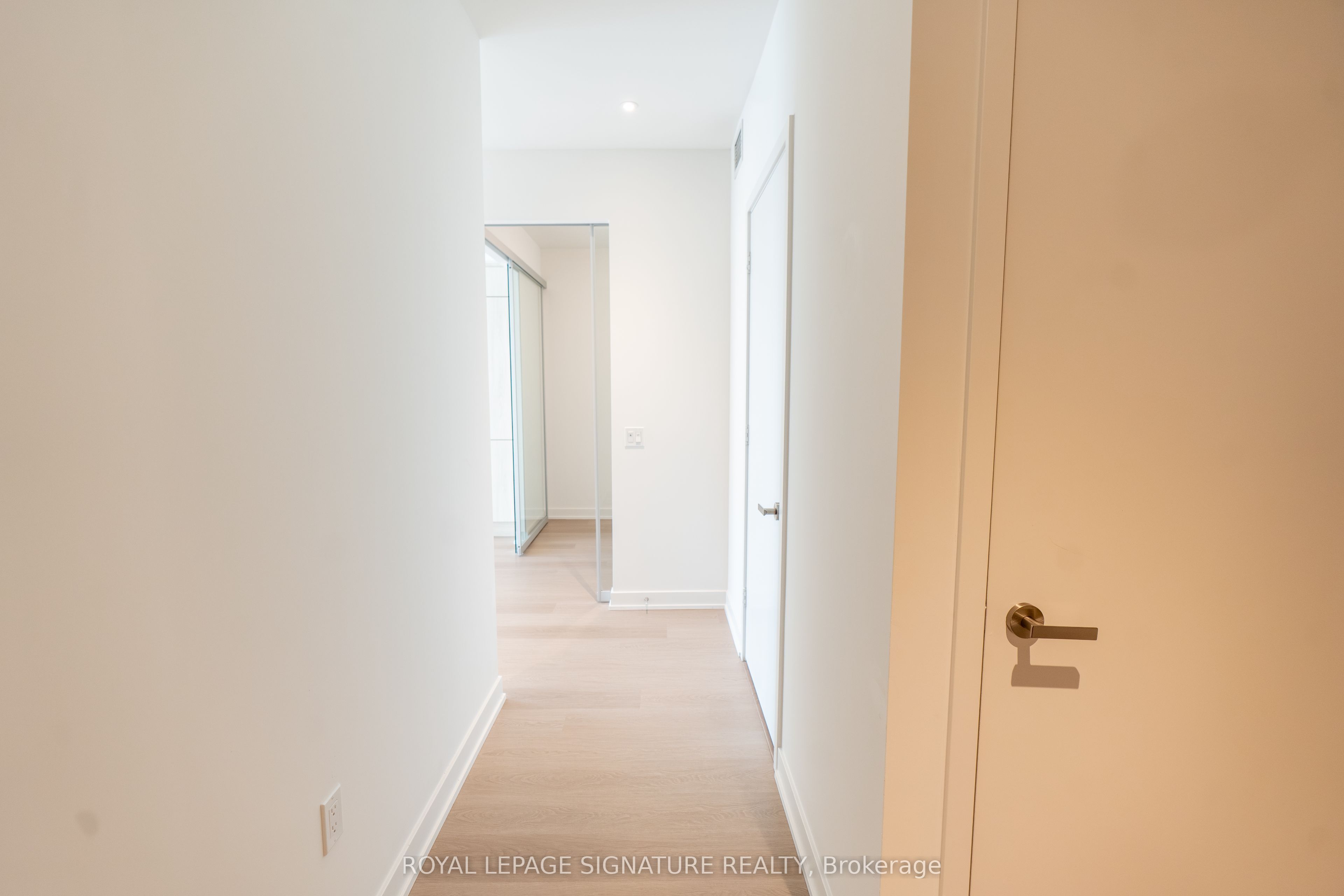 448 Burnhamthorpe Road W 4312, Mississauga, ON L5B 0R4 photo 2