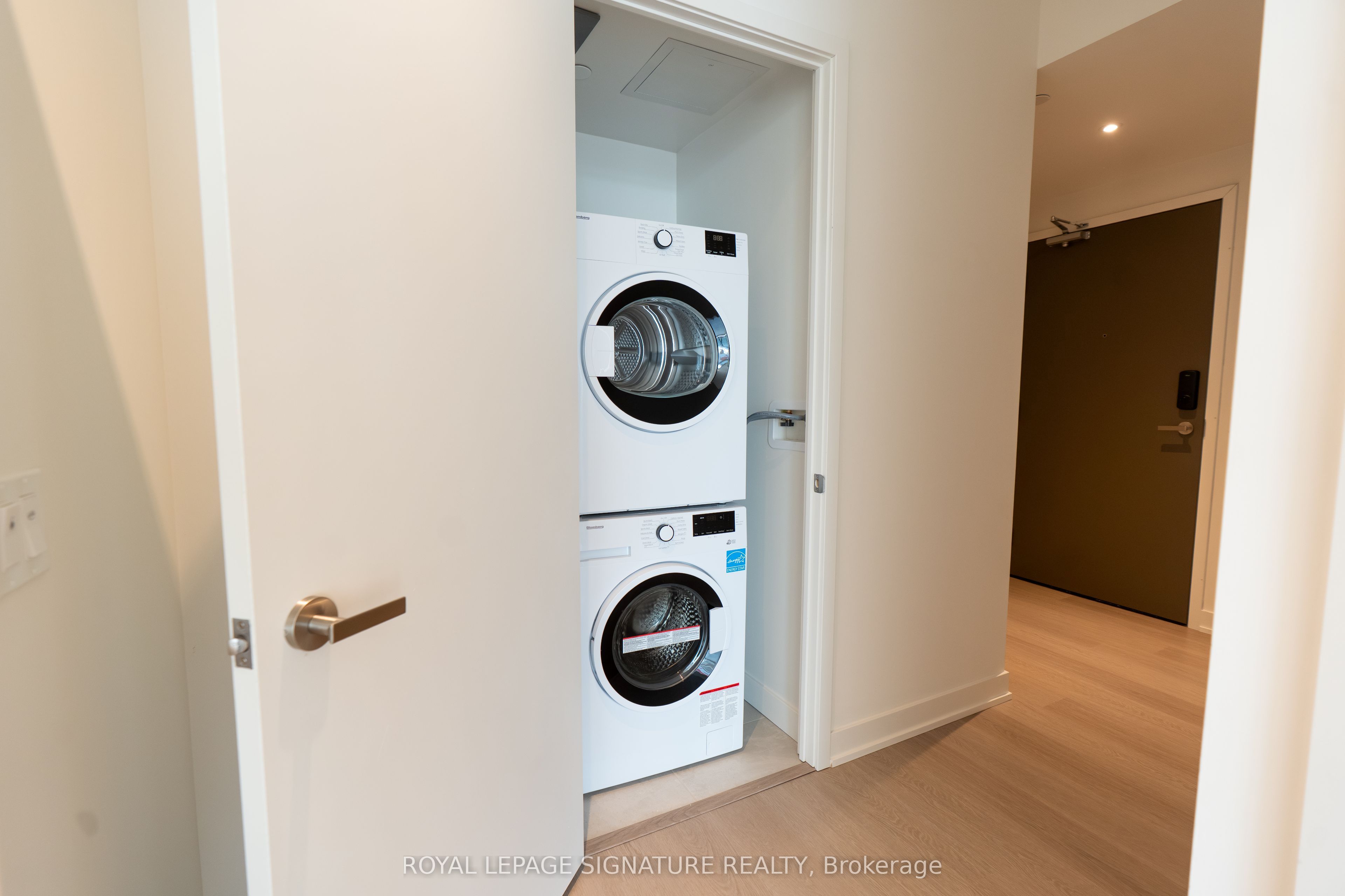 448 Burnhamthorpe Road W 4312, Mississauga, ON L5B 0R4 photo 3