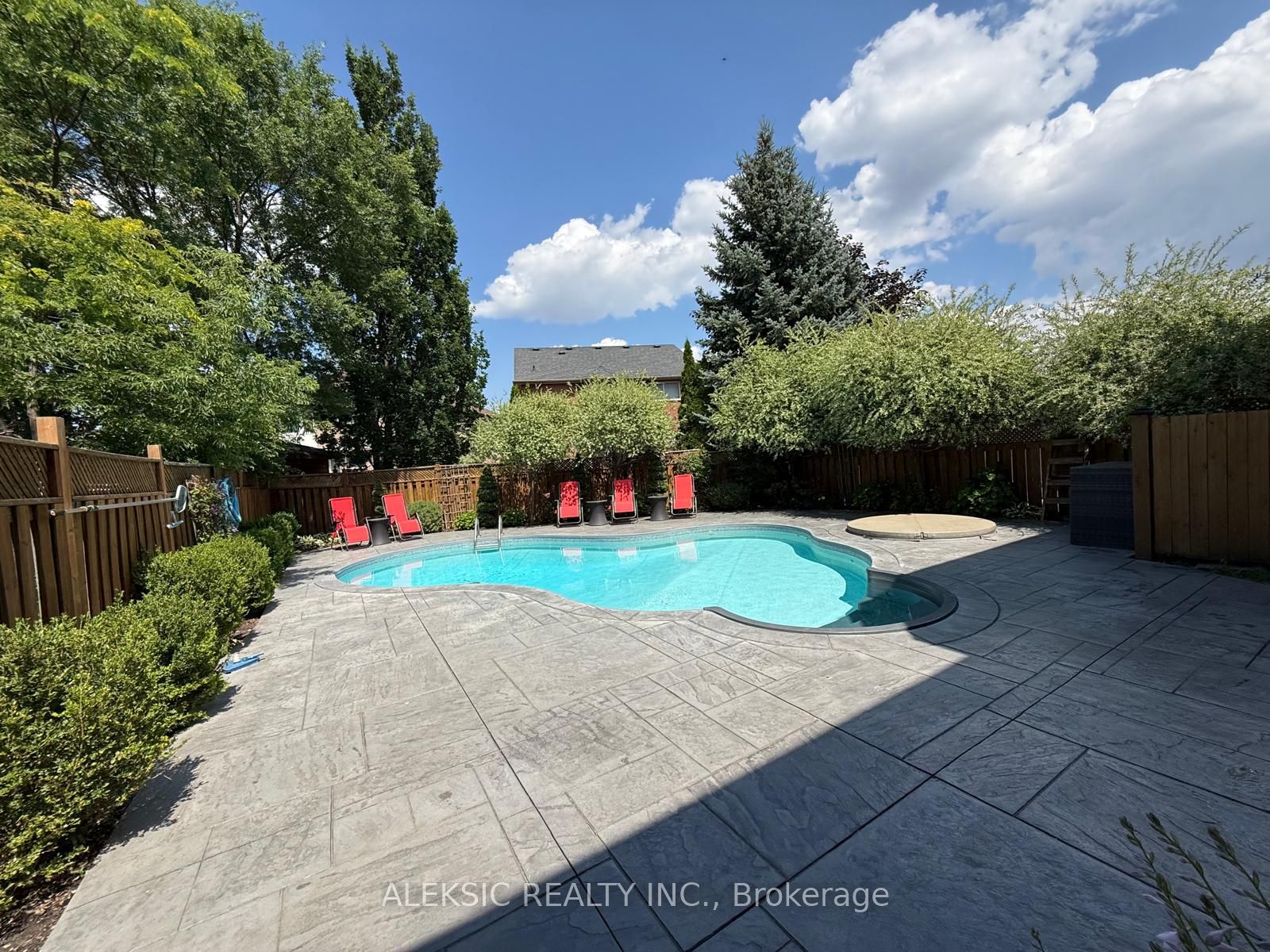33 Hillpath Crescent, Brampton, ON L6Z 4T7 photo 3
