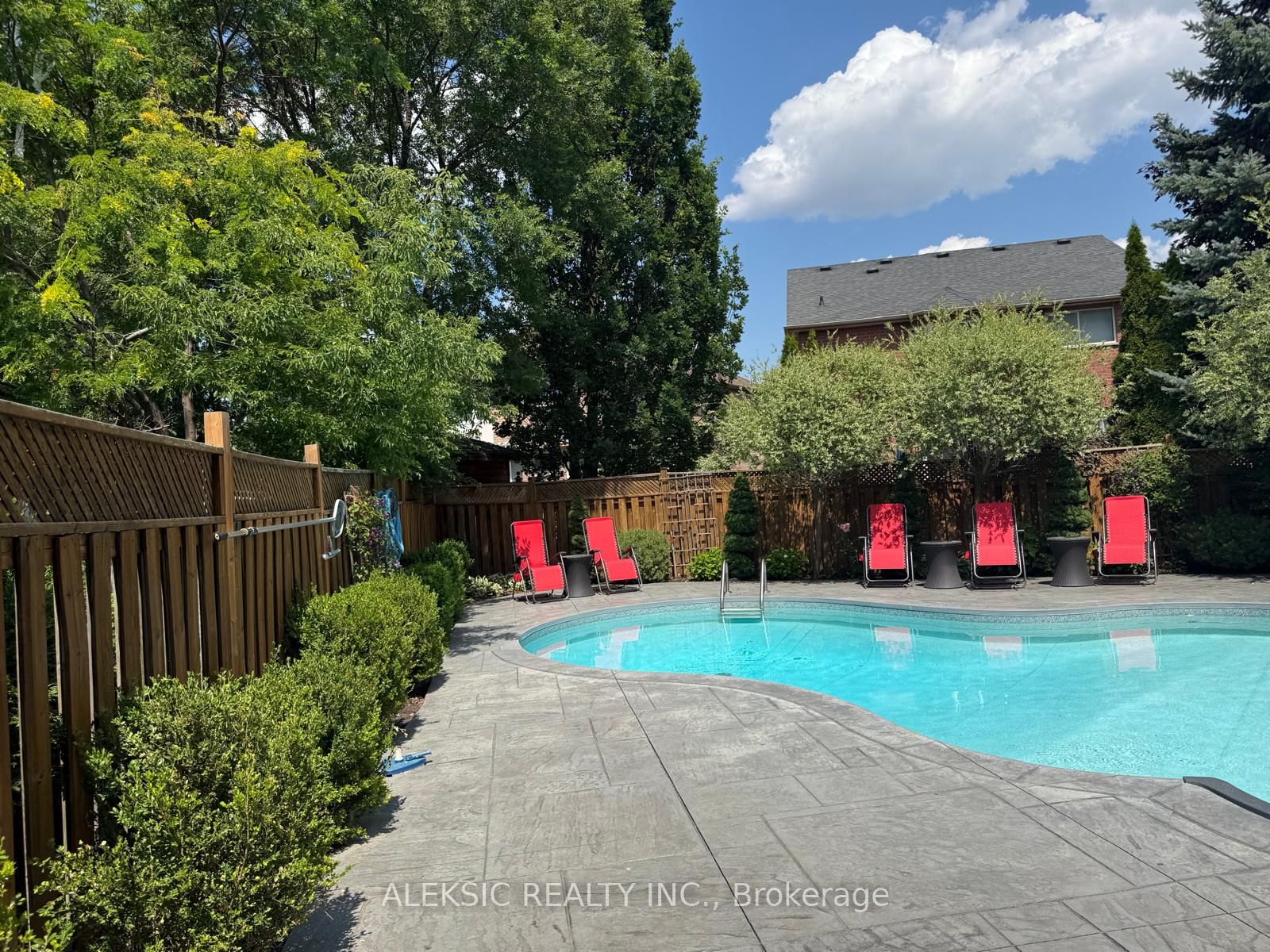 33 Hillpath Crescent, Brampton, ON L6Z 4T7 photo 4