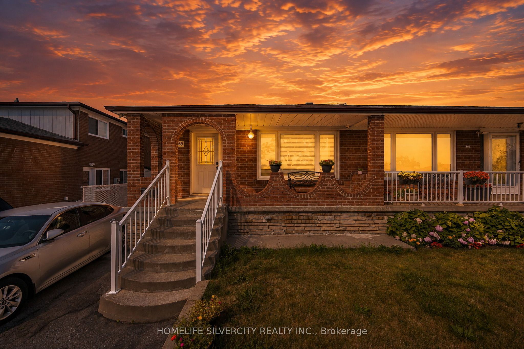 3669 Corliss Crescent, Mississauga, ON L4T 2Z2 photo 2