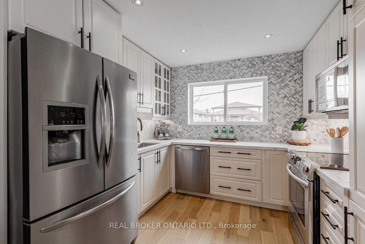 25 Newlin Crescent Upper, Toronto, ON M3L 1X5 photo 2