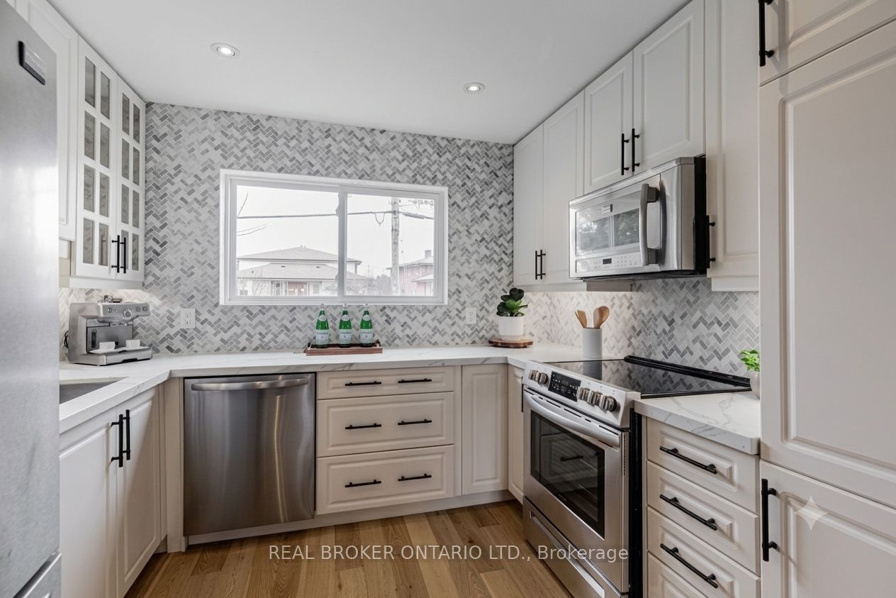 25 Newlin Crescent Upper, Toronto, ON M3L 1X5 photo 3