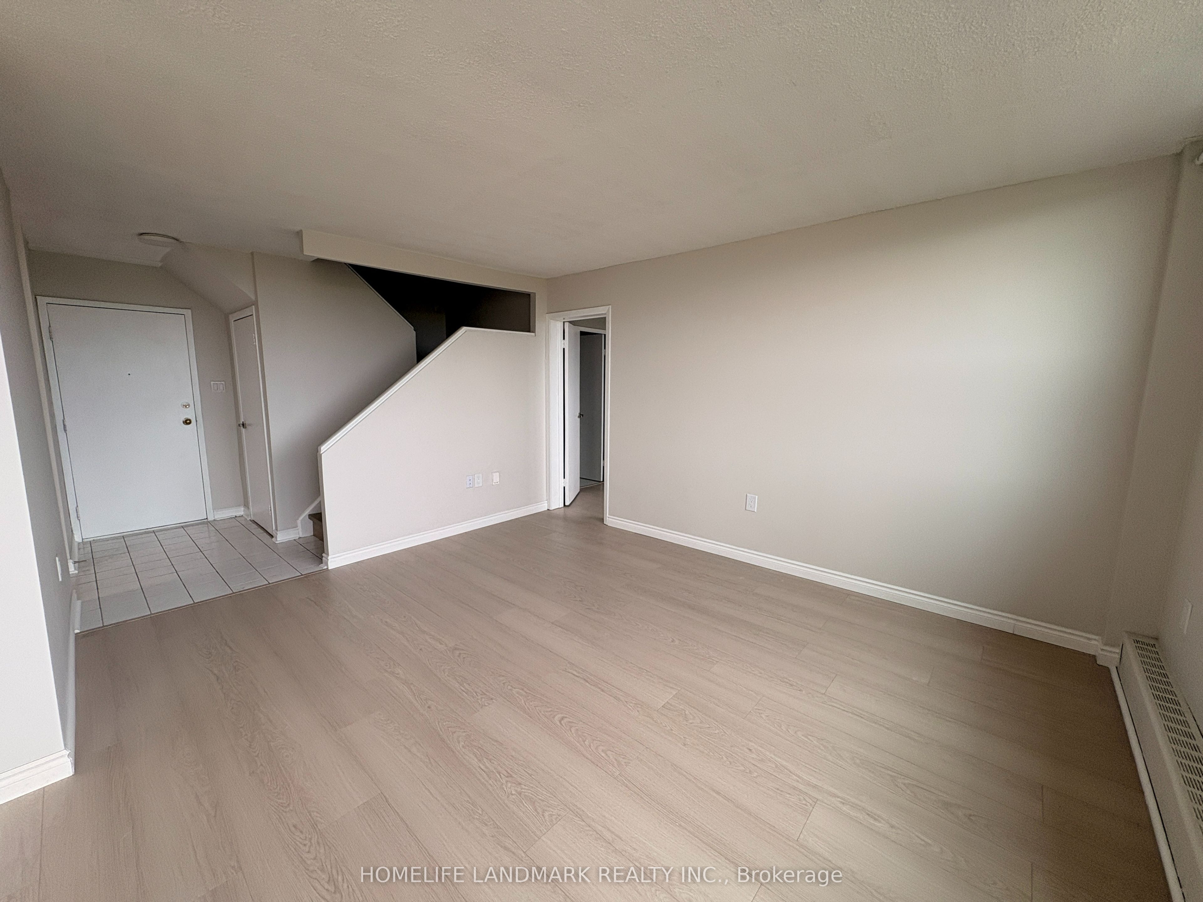 1050 Stainton Drive 327, Mississauga, ON L5C 2T7 photo 3
