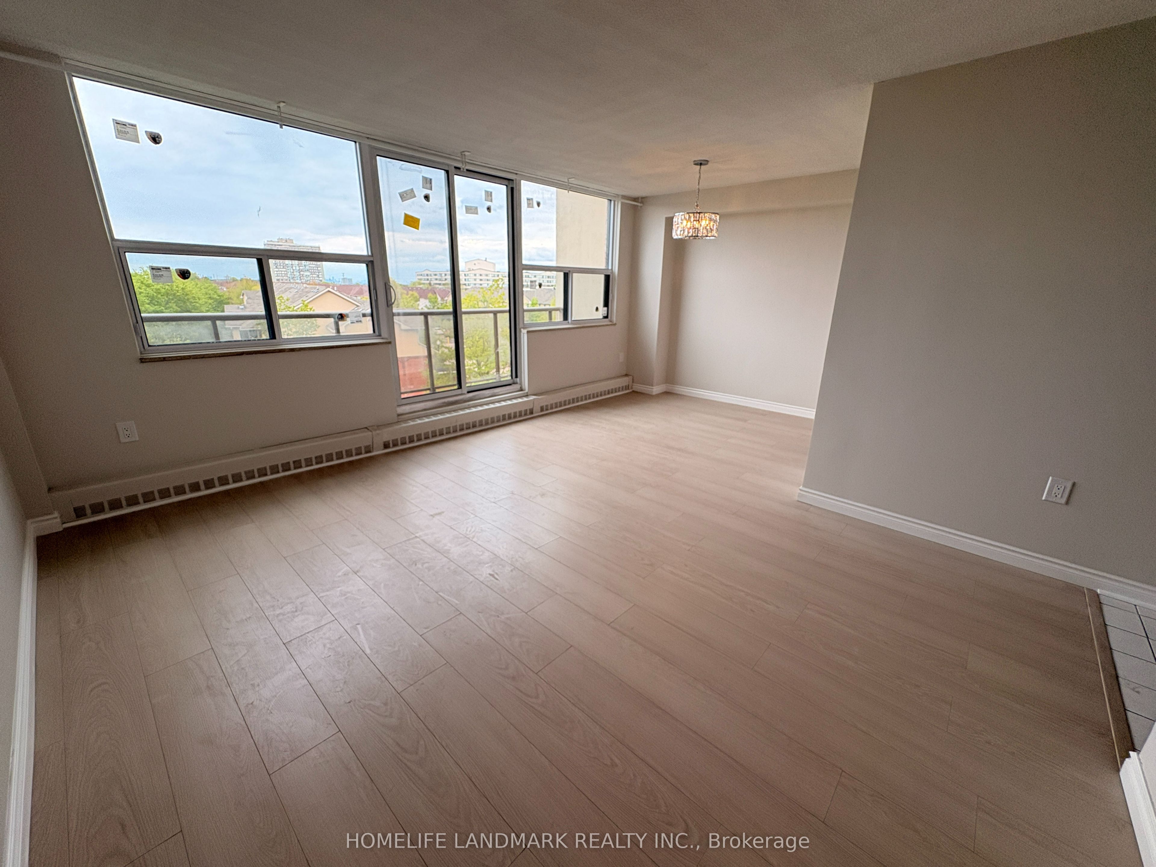 1050 Stainton Drive 327, Mississauga, ON L5C 2T7 photo 4