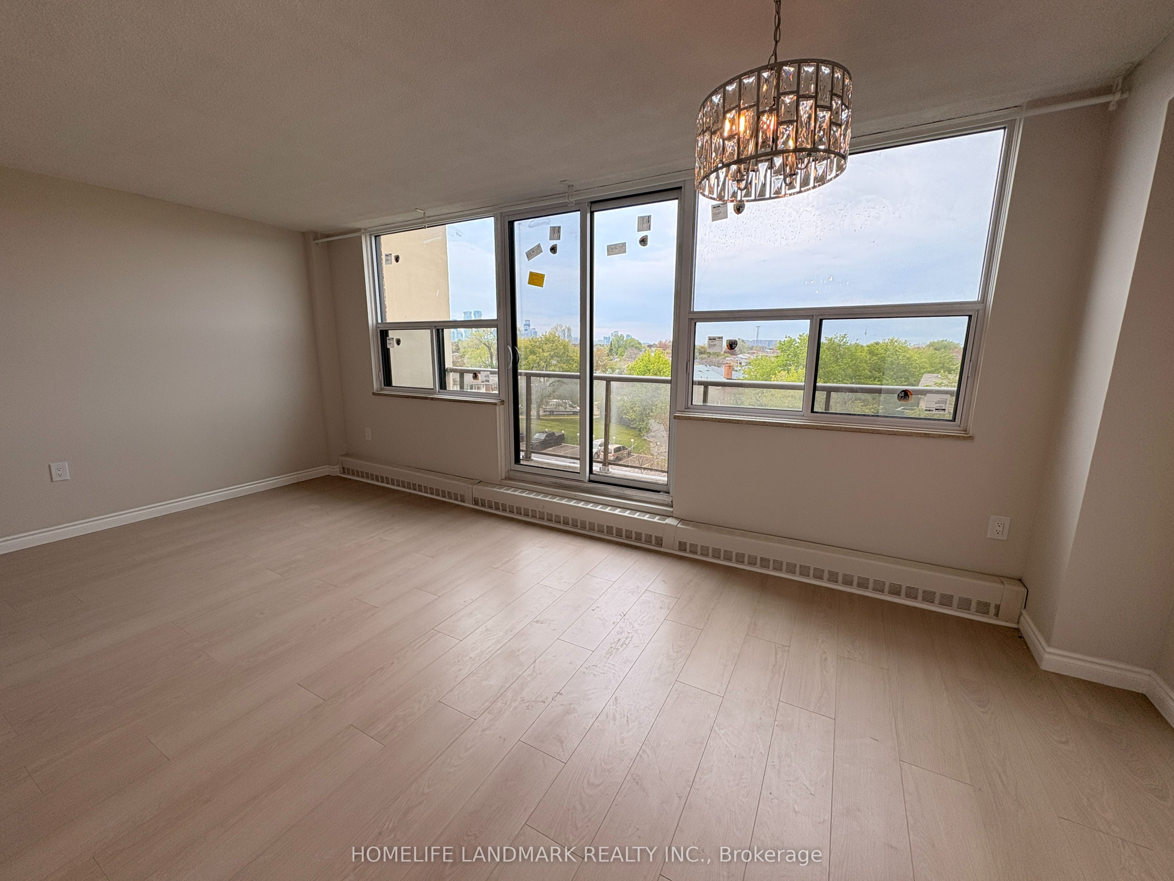 1050 Stainton Drive 327, Mississauga, ON L5C 2T7 photo 5