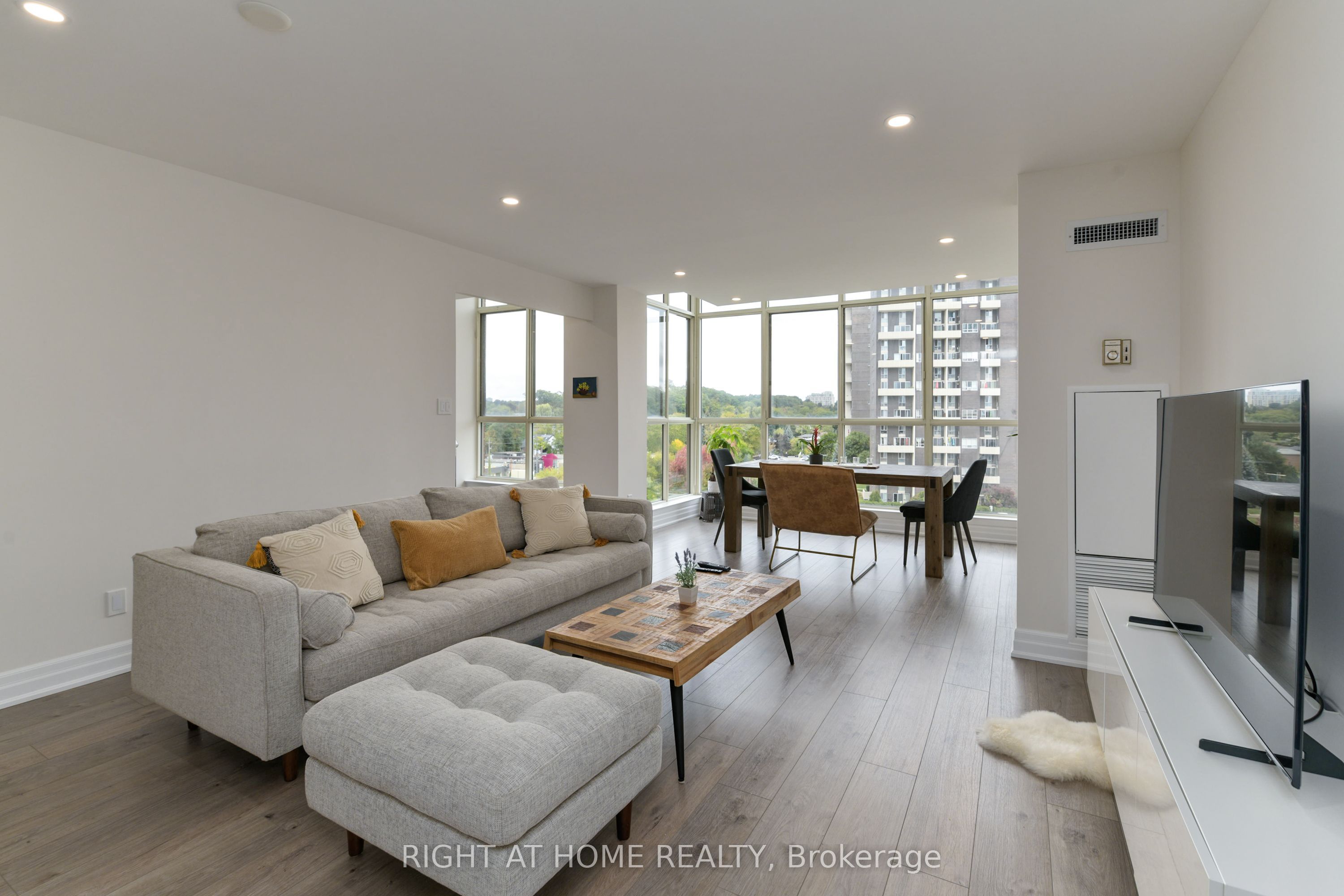 24 Southport Street 853, Toronto, ON M6S 4Z1