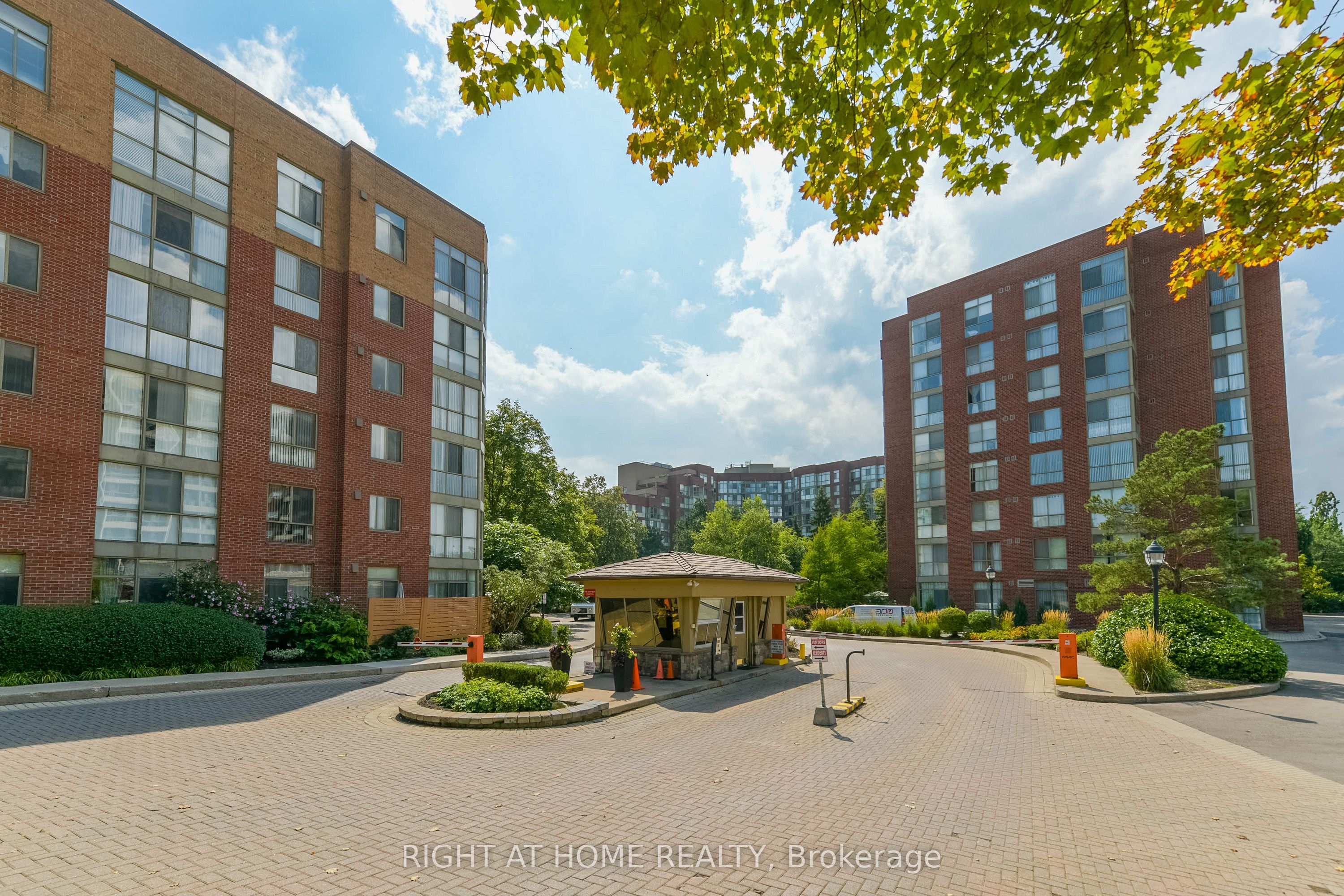 24 Southport Street 853, Toronto, ON M6S 4Z1 photo 2