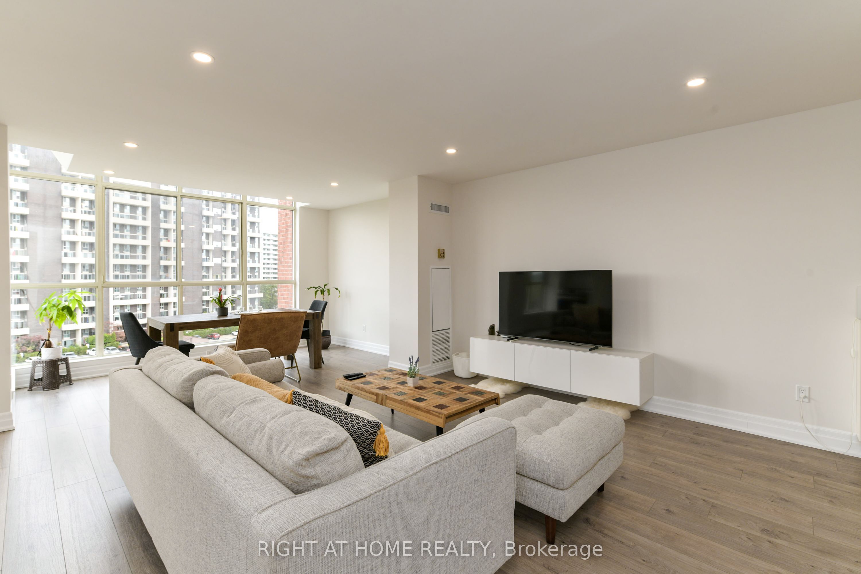 24 Southport Street 853, Toronto, ON M6S 4Z1 photo 5