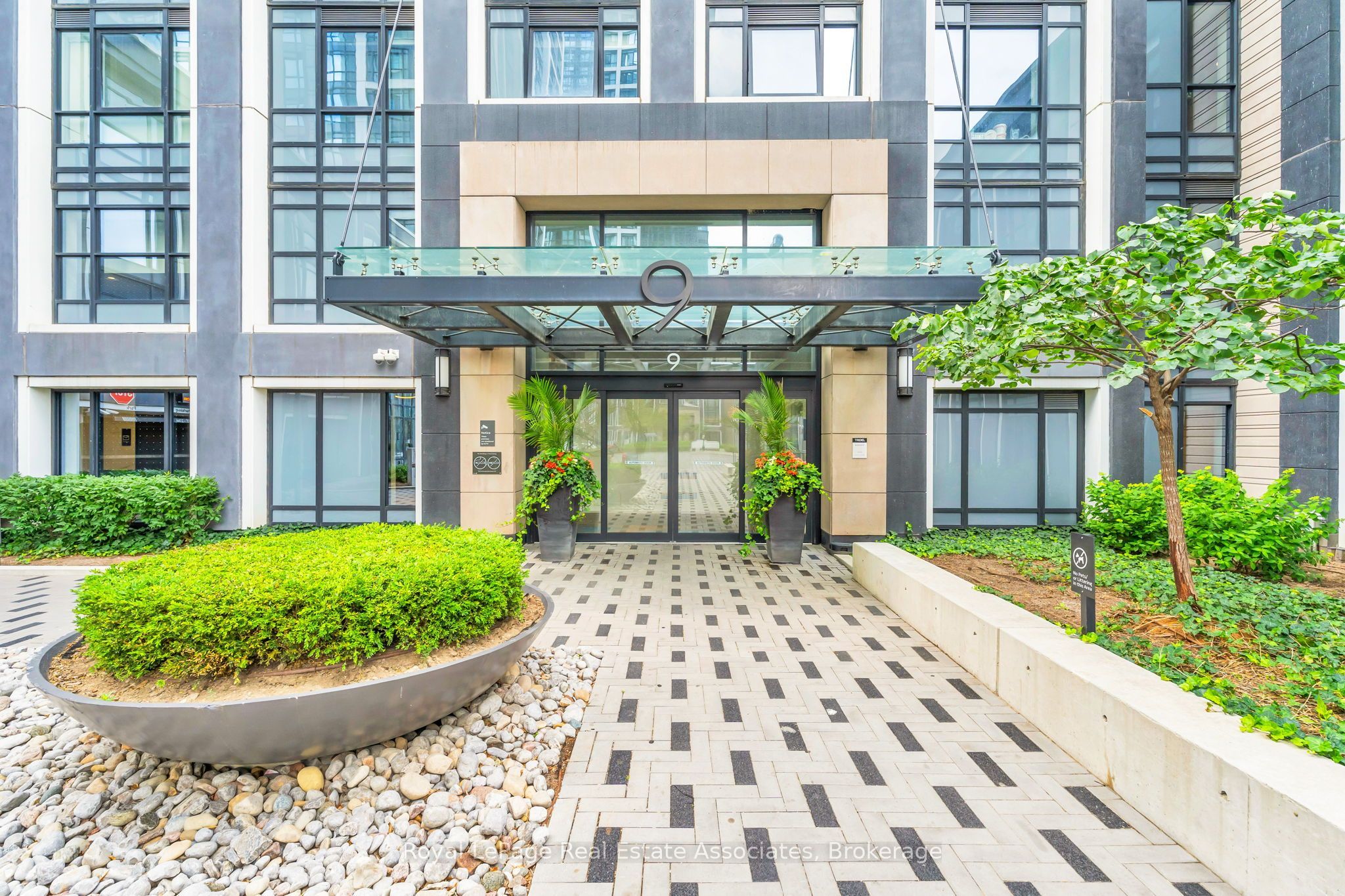 9 Mabelle Avenue 922, Toronto, ON M9A 0E1