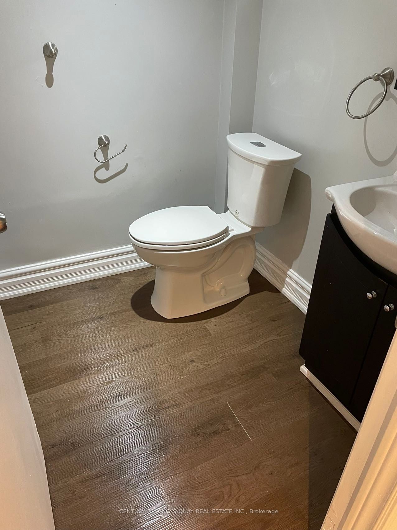 154 Sorauren Avenue Lower, Toronto, ON M6R 2E5 photo 2