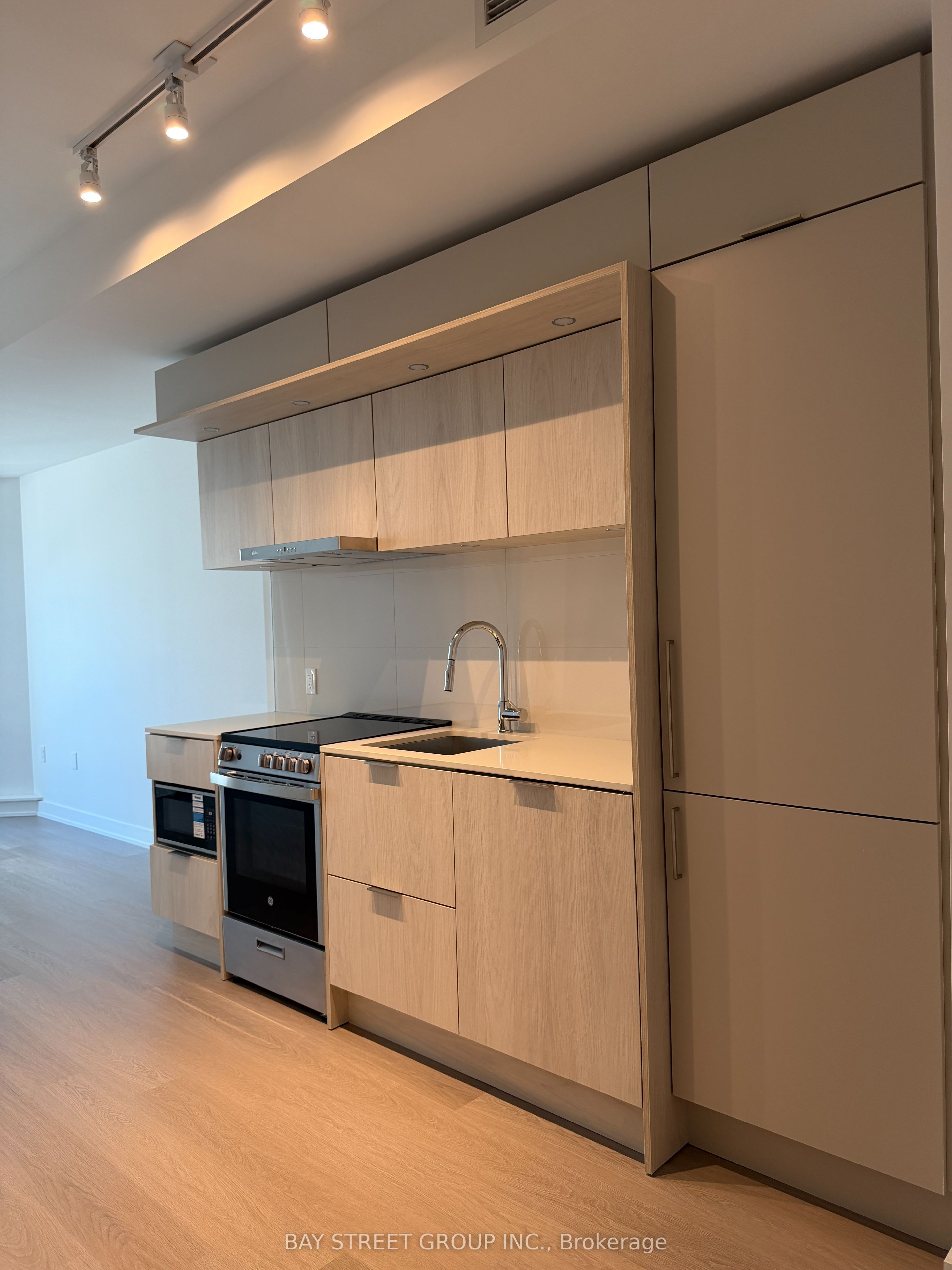 448 Burnhamthorpe Road W 426, Mississauga, ON L5B 0R4 photo 4