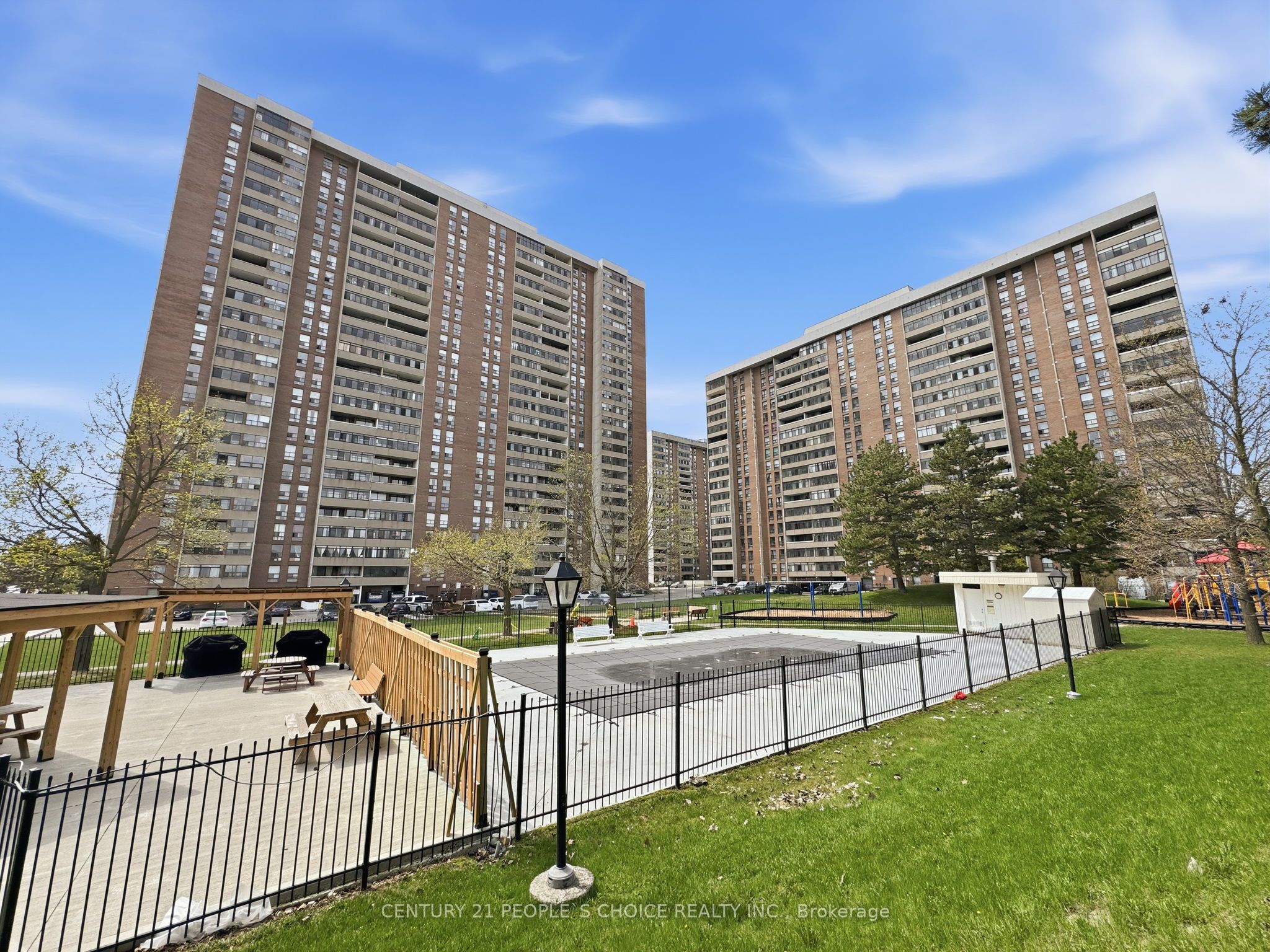 18 Knightsbridge Road 2109, Brampton, ON L6T 3X5