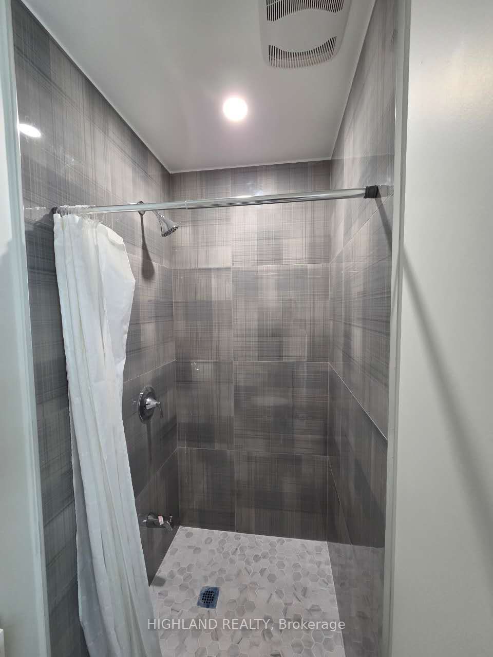 252 Hickory Circle Ground-floor room, Oakville, ON L6H 4V2 photo 5