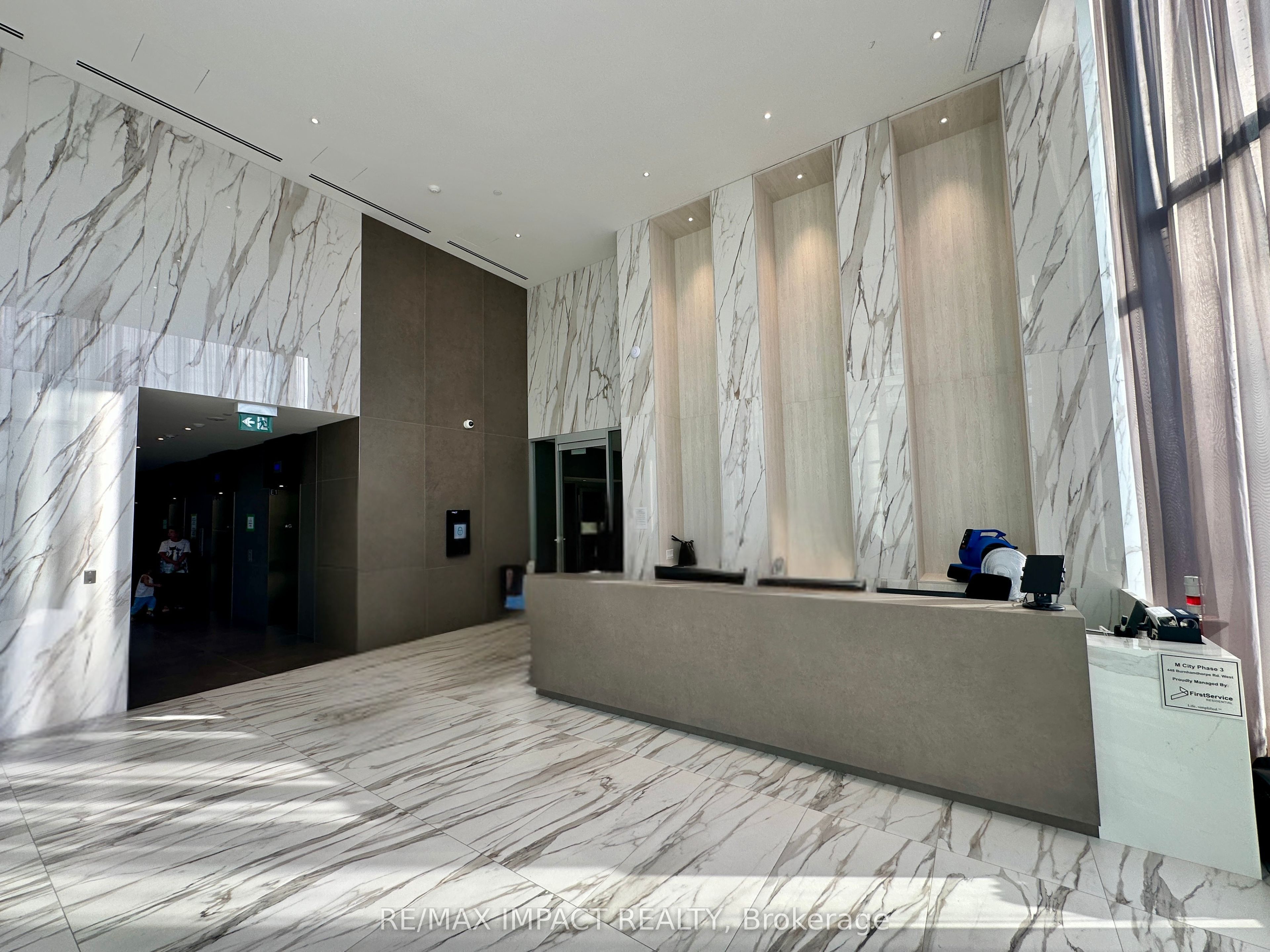 448 Burnhamthorpe Road W, Mississauga, ON L5B 0R4 photo 2