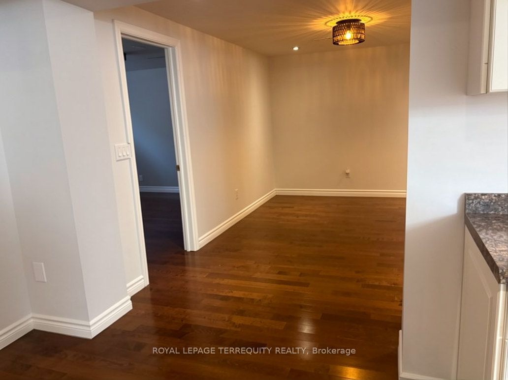 896 Fourth Street Lower, Mississauga, ON L5E 1J6 photo 3