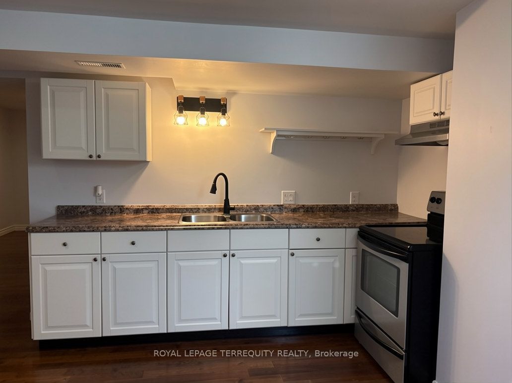 896 Fourth Street Lower, Mississauga, ON L5E 1J6 photo 5