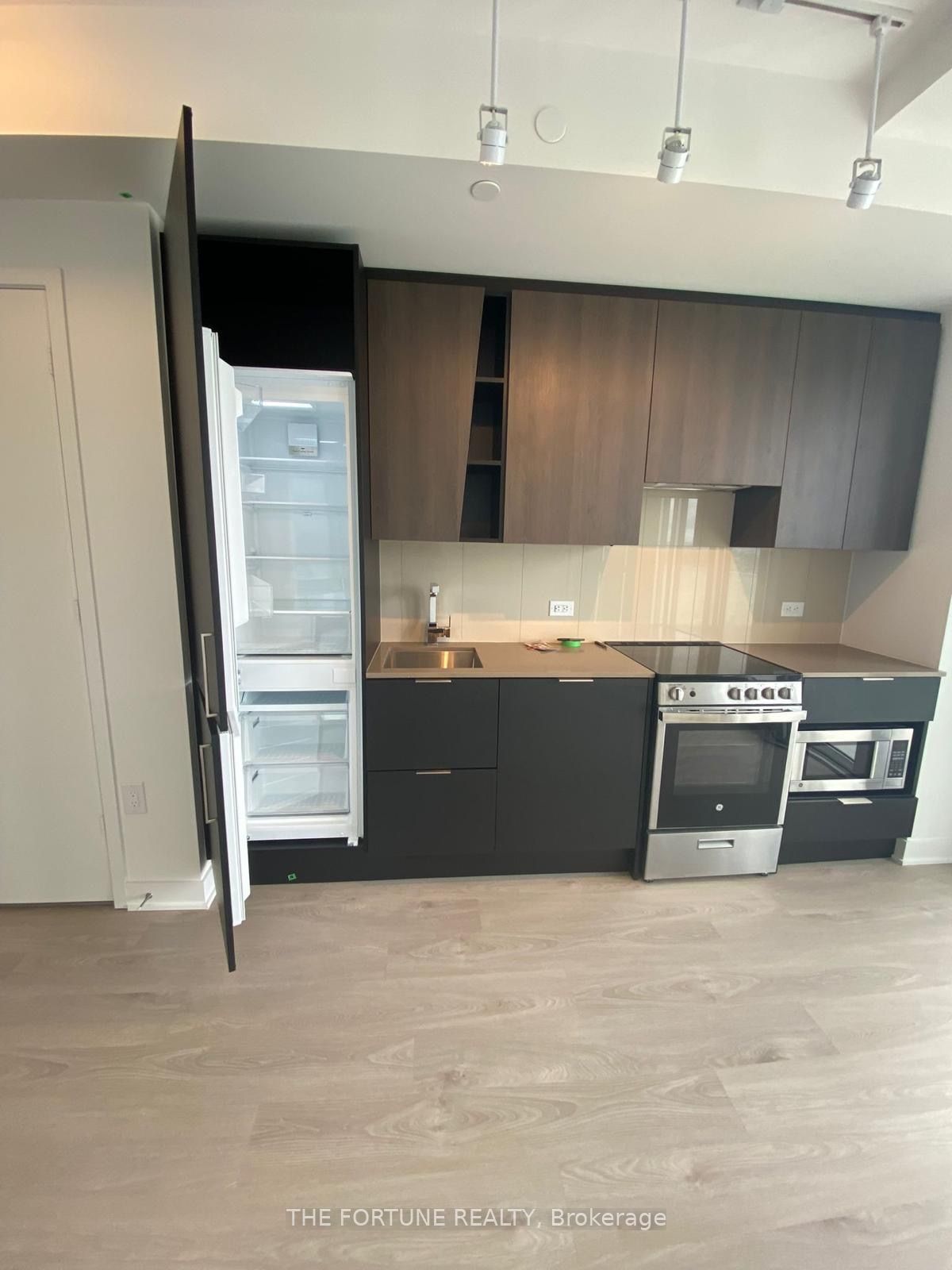 3900 Confederation Parkway 1709, Mississauga, ON L5B 0M3