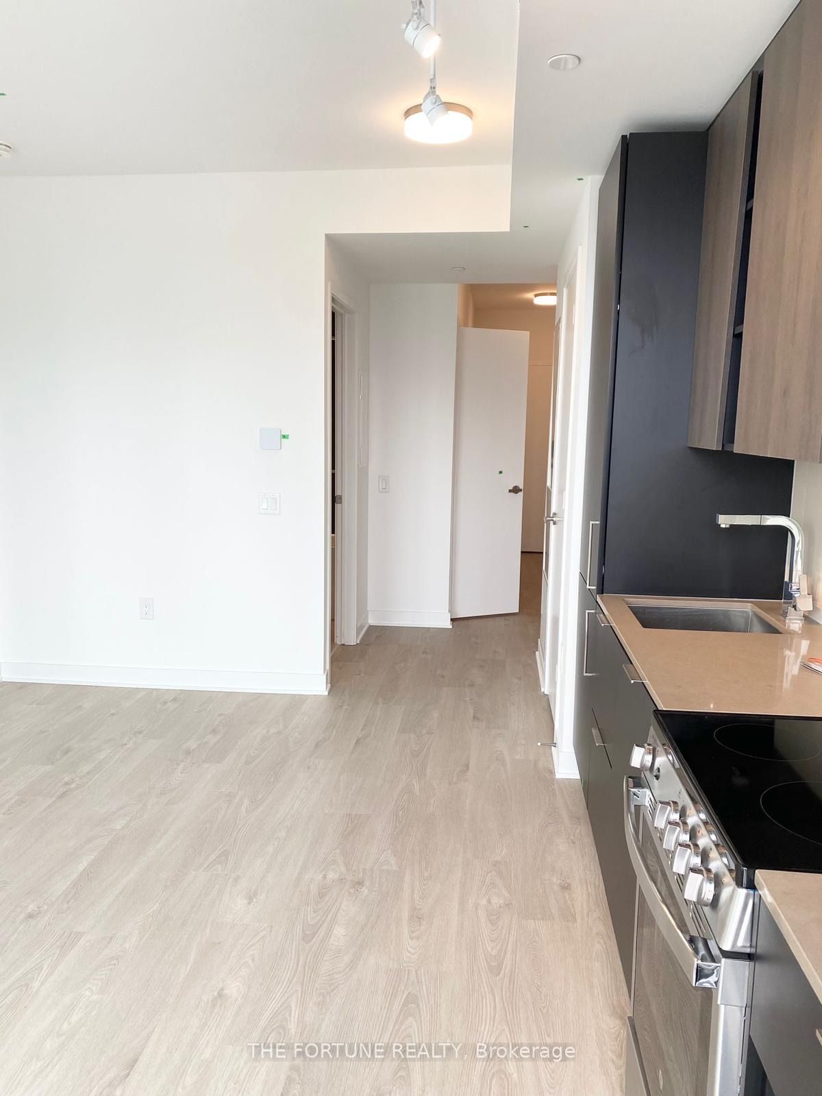 3900 Confederation Parkway 1709, Mississauga, ON L5B 0M3 photo 3