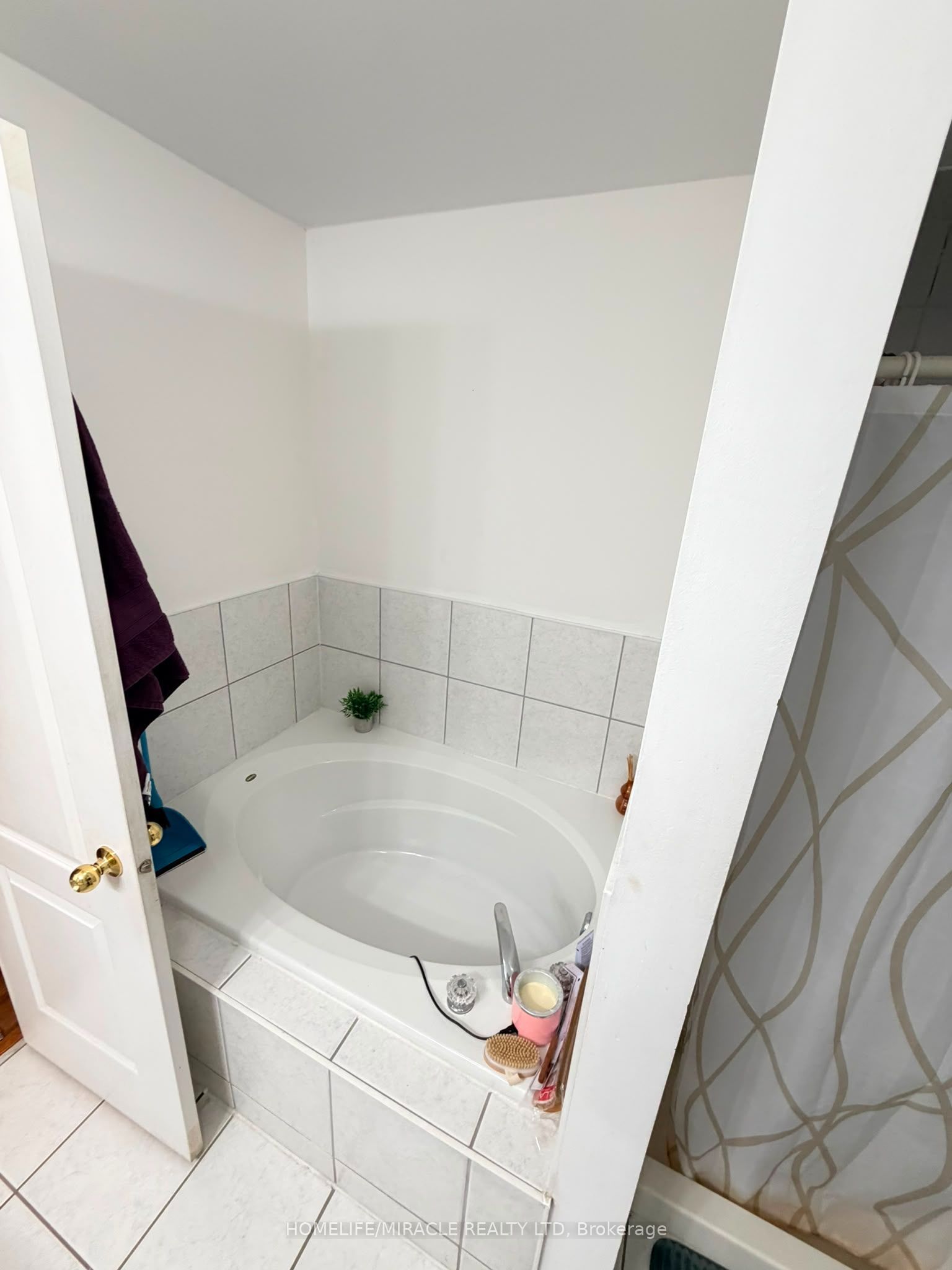 9 Farthingale Crescent, Brampton, ON L7A 1R3 photo 3