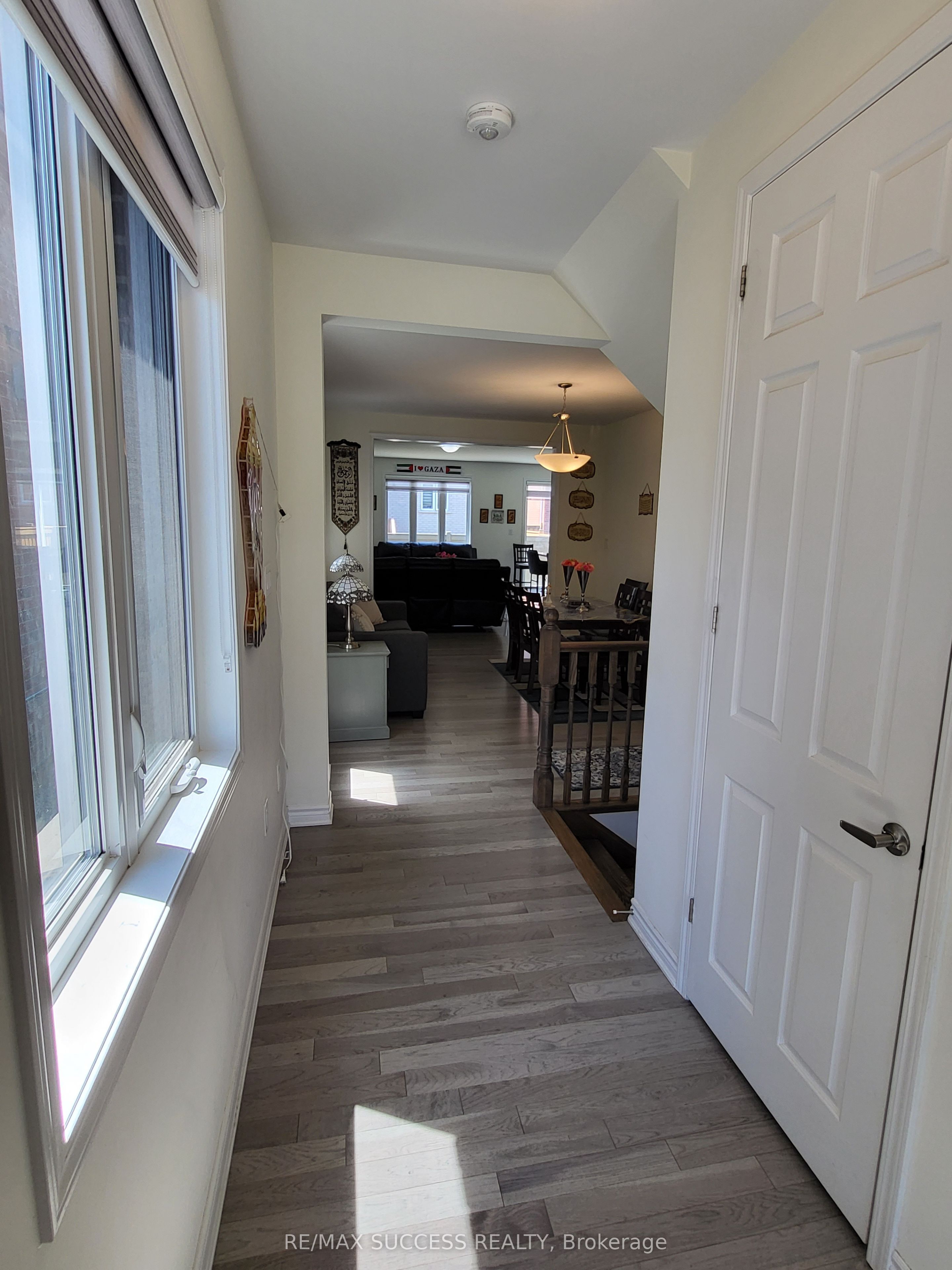 725 Kennedy Circle W, Milton, ON L9E 1R9 photo 2