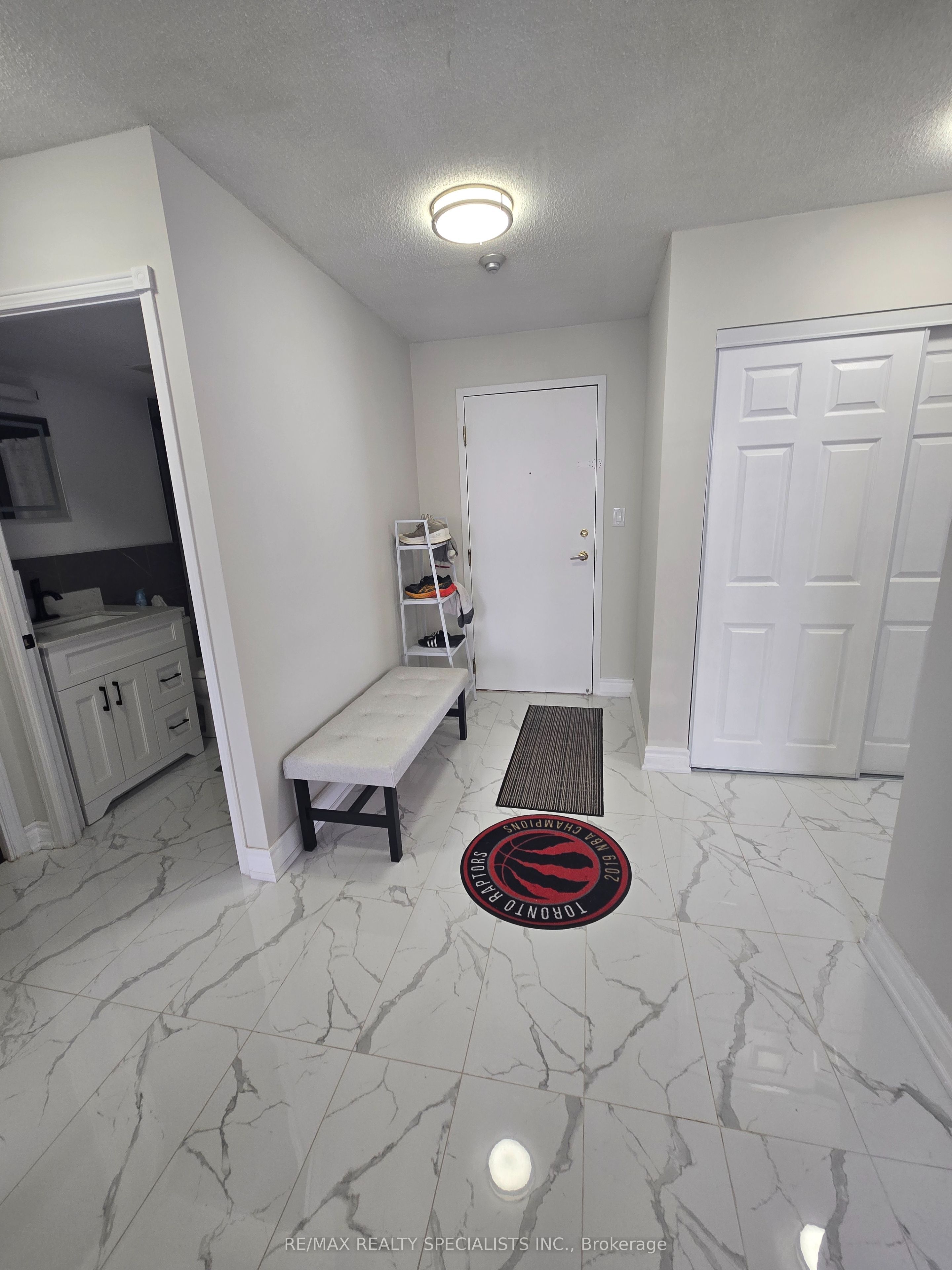 135 Hillcrest Avenue 1204, Mississauga, ON L5B 4B1 photo 2