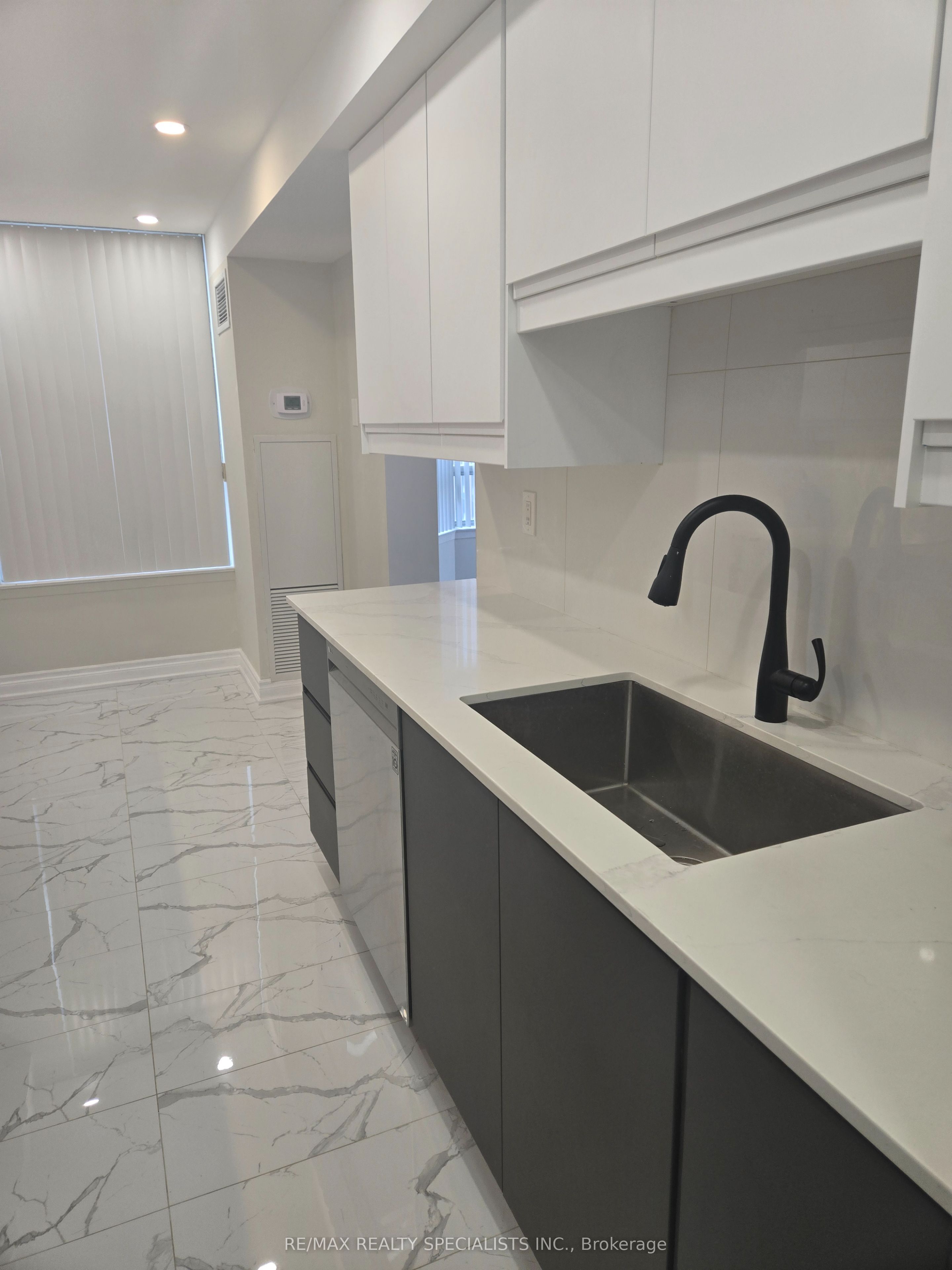 135 Hillcrest Avenue 1204, Mississauga, ON L5B 4B1 photo 3