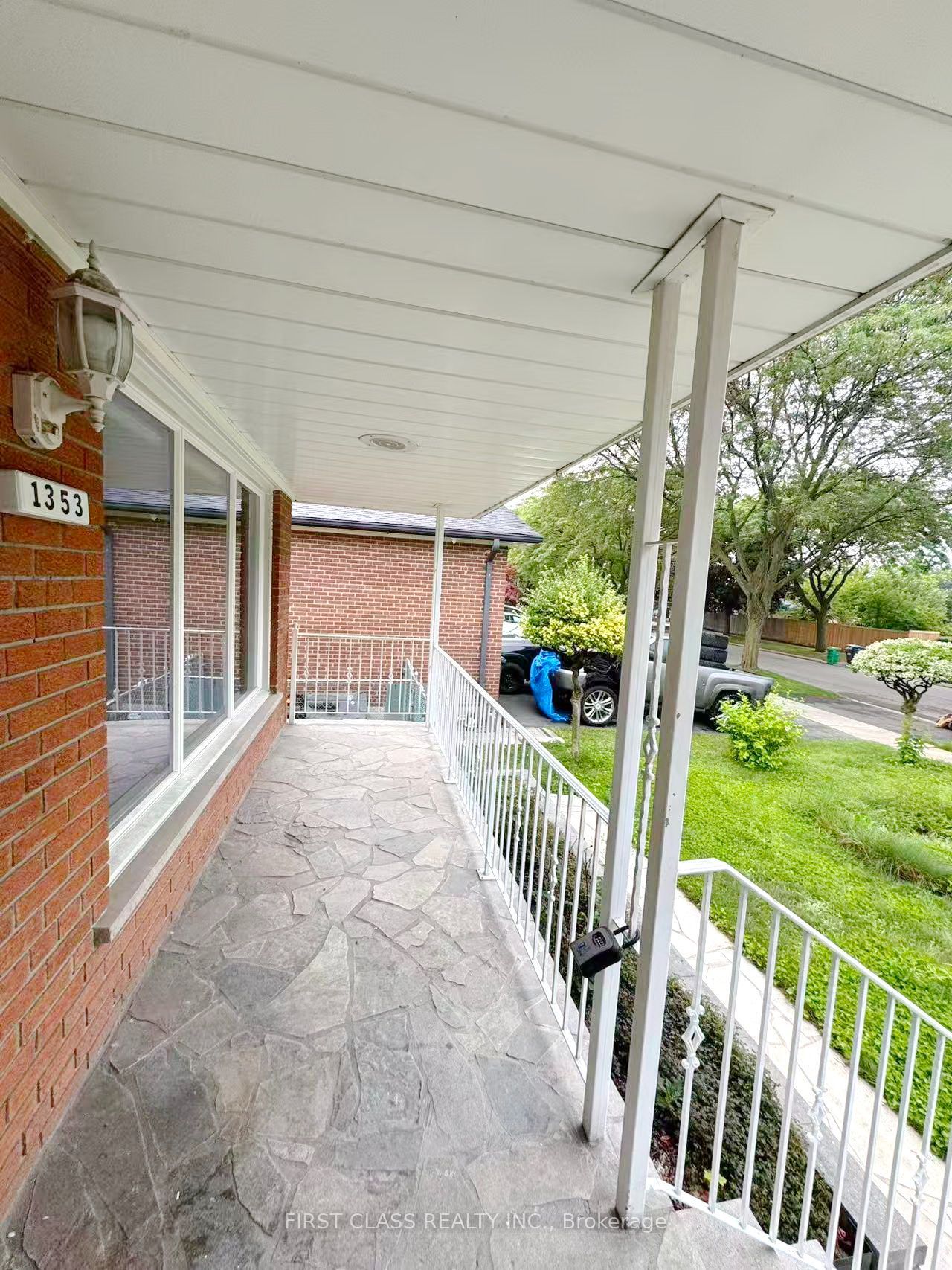 1353 Myron Drive Upper, Mississauga, ON L5E 2N5 photo 2