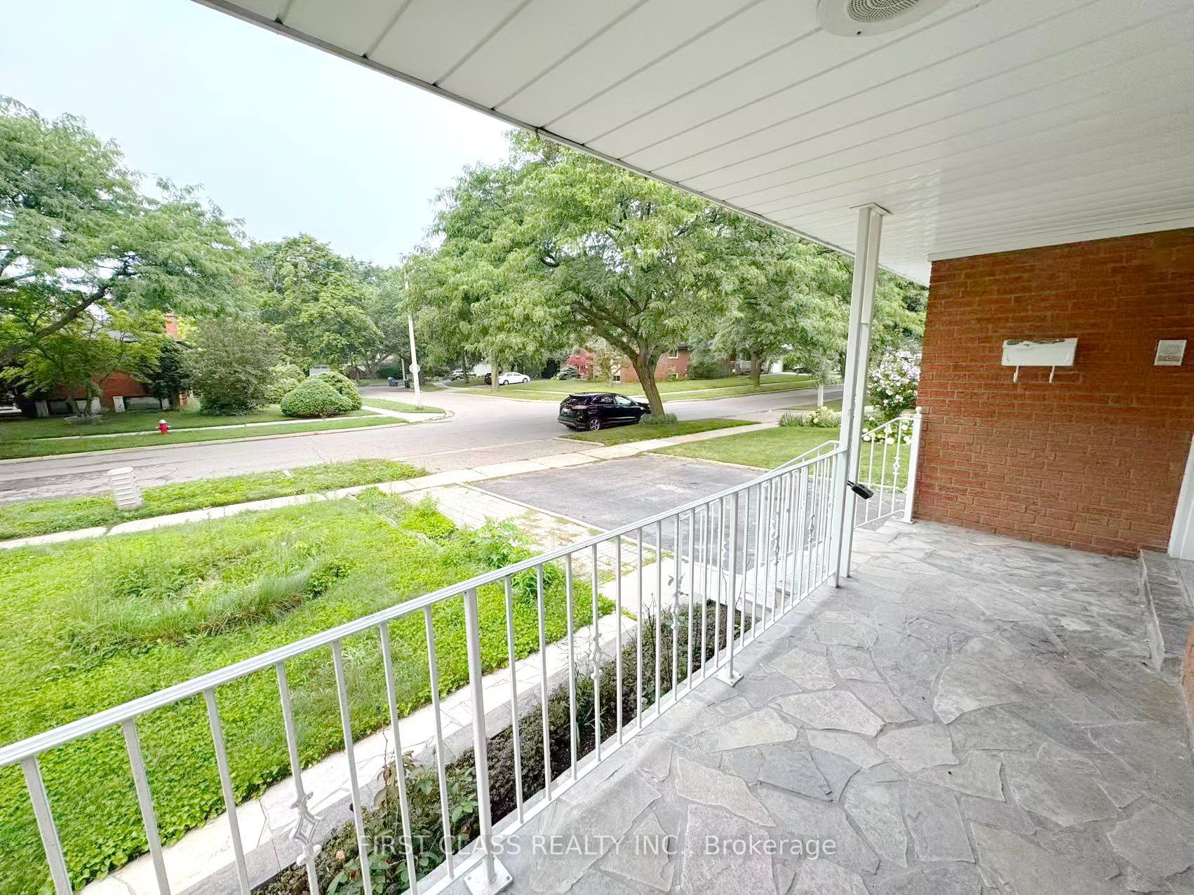 1353 Myron Drive Upper, Mississauga, ON L5E 2N5 photo 3