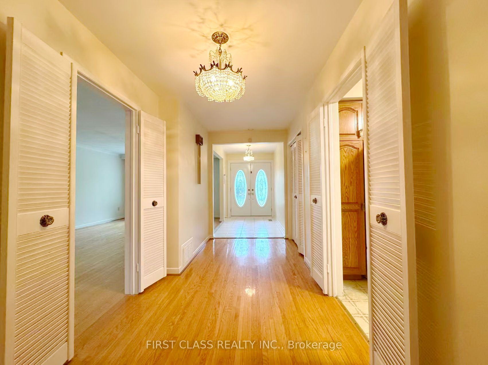 1353 Myron Drive Upper, Mississauga, ON L5E 2N5 photo 4