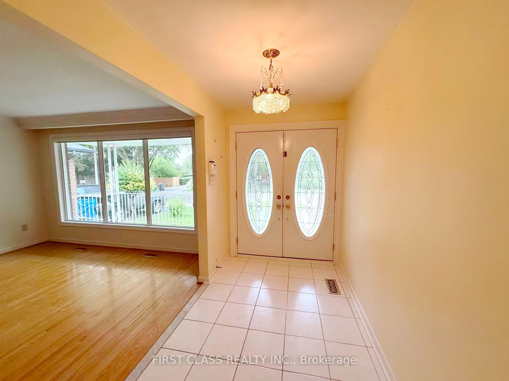 1353 Myron Drive Upper, Mississauga, ON L5E 2N5 photo 5