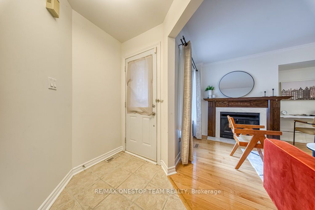 1376 Hazel Mccleary Drive, Oakville, ON L6J 7B1 photo 2