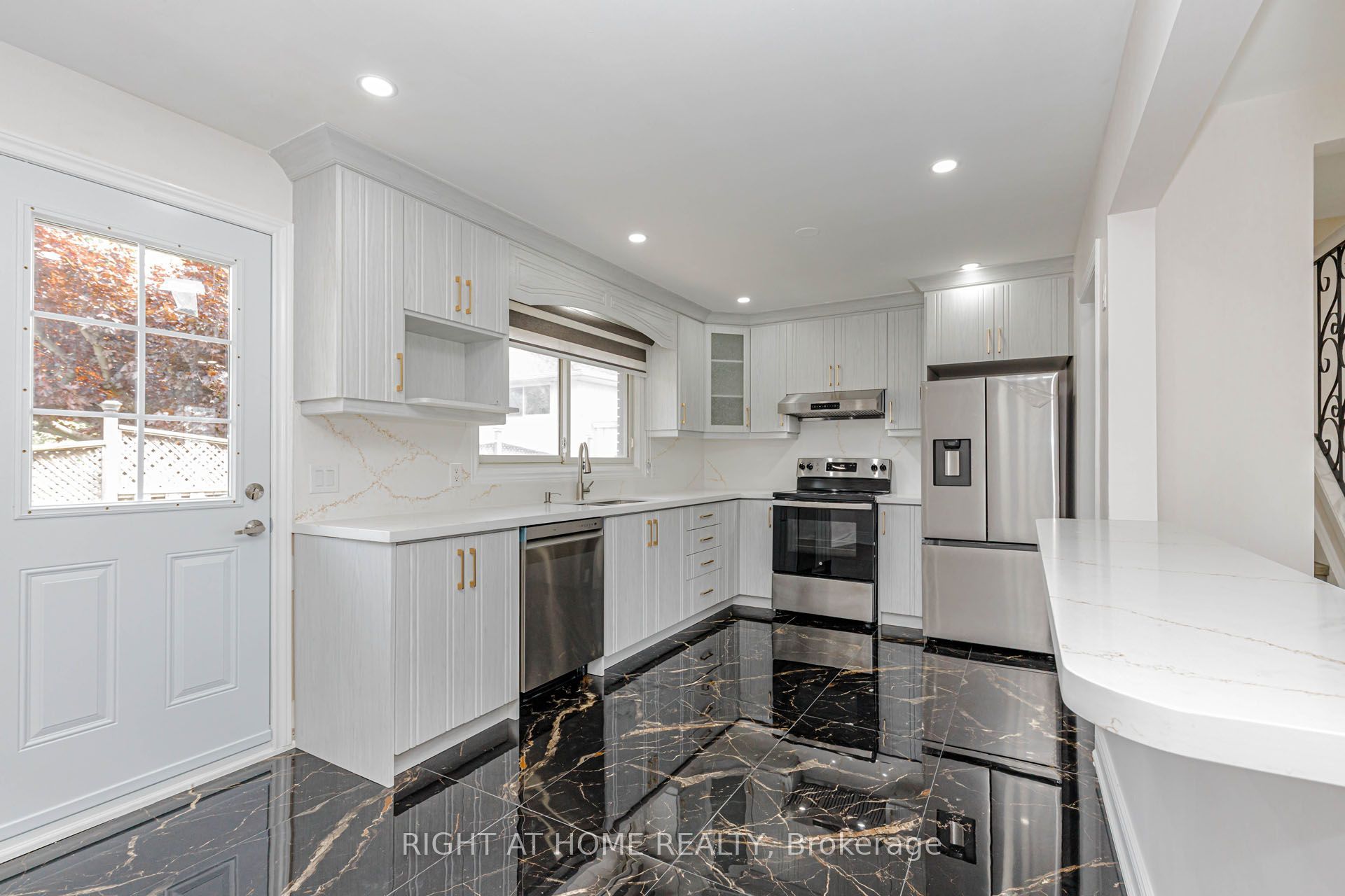 5154 New Street, Burlington, ON L7L 1V4 photo 2