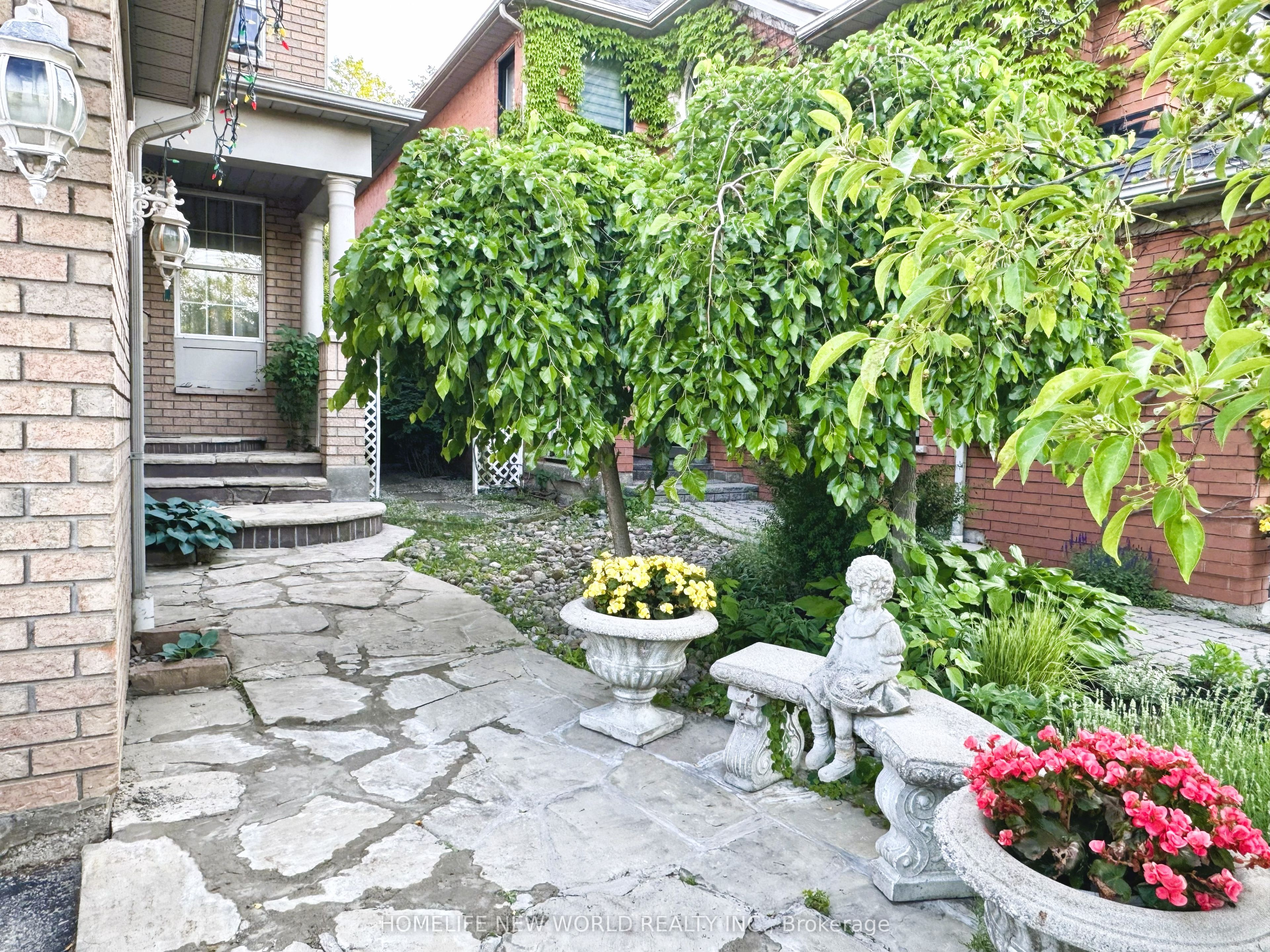 2326 Yorktown Circle, Mississauga, ON L5M 5Y2 photo 2