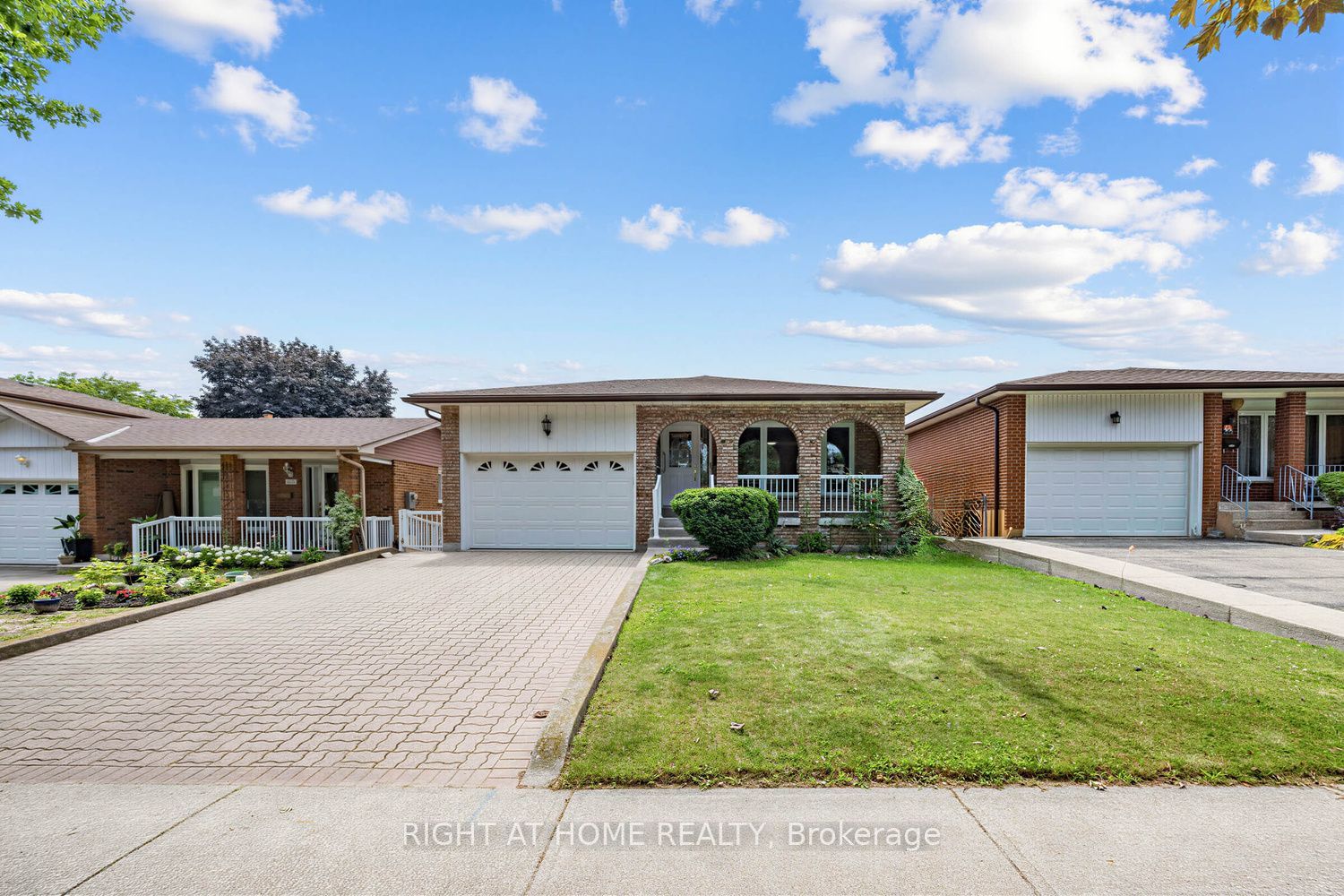 3126 Mccarthy Court, Mississauga, ON L4Y 3Z5 photo 2