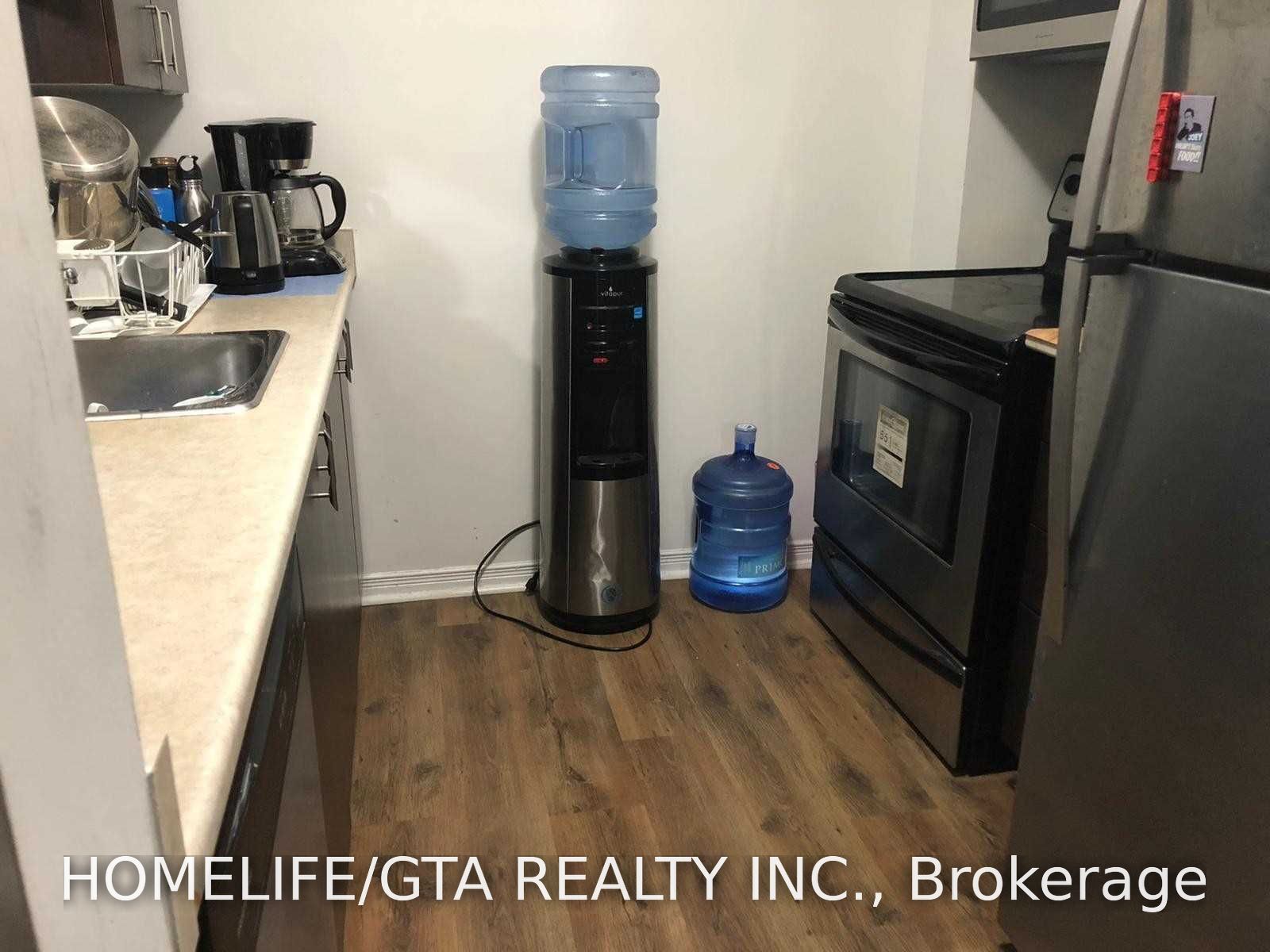 215 Queen Street E 1911, Brampton, ON L6W 0A9 photo 2