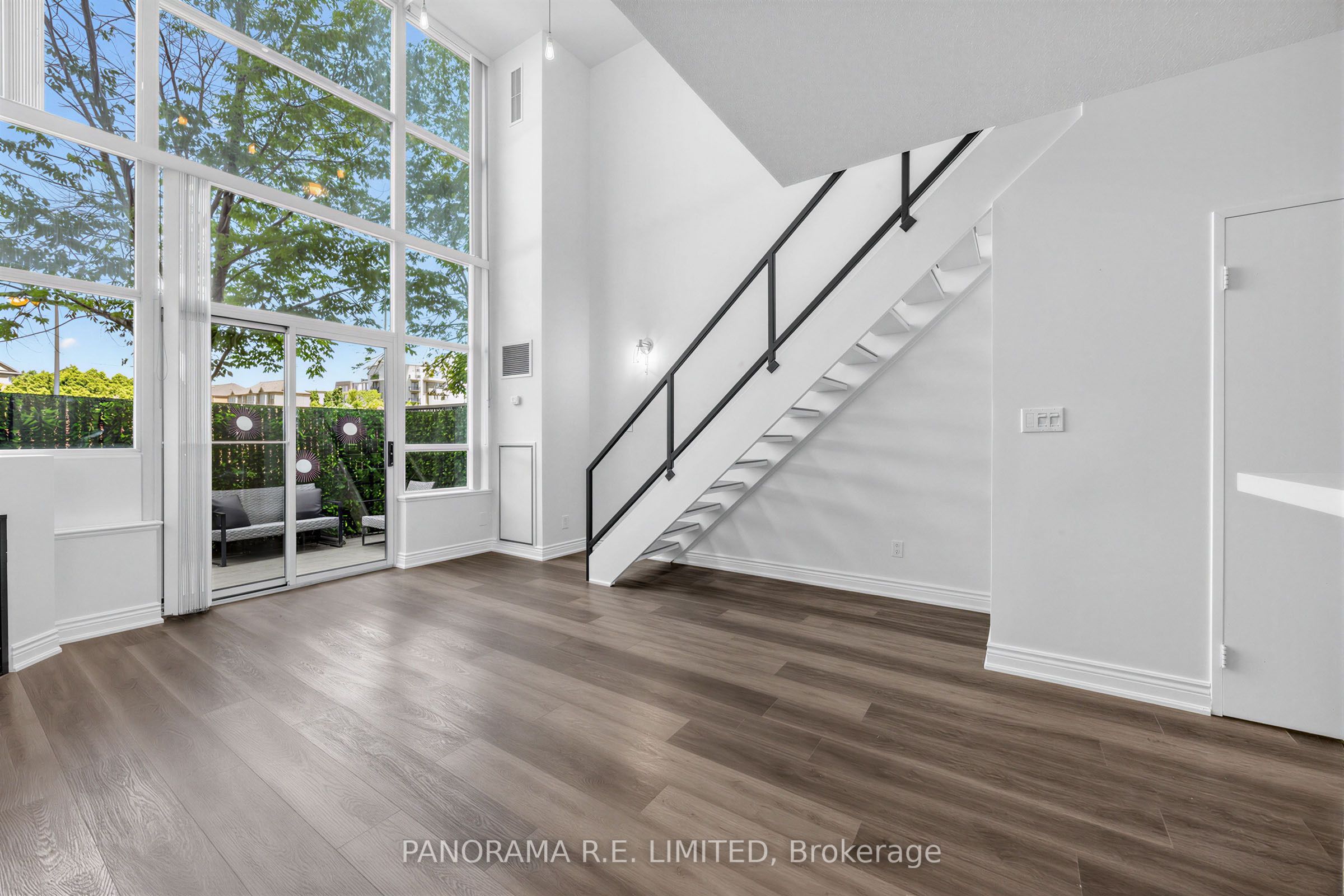 200 Manitoba Street 122, Toronto, ON M8Y 3Y9 photo 2