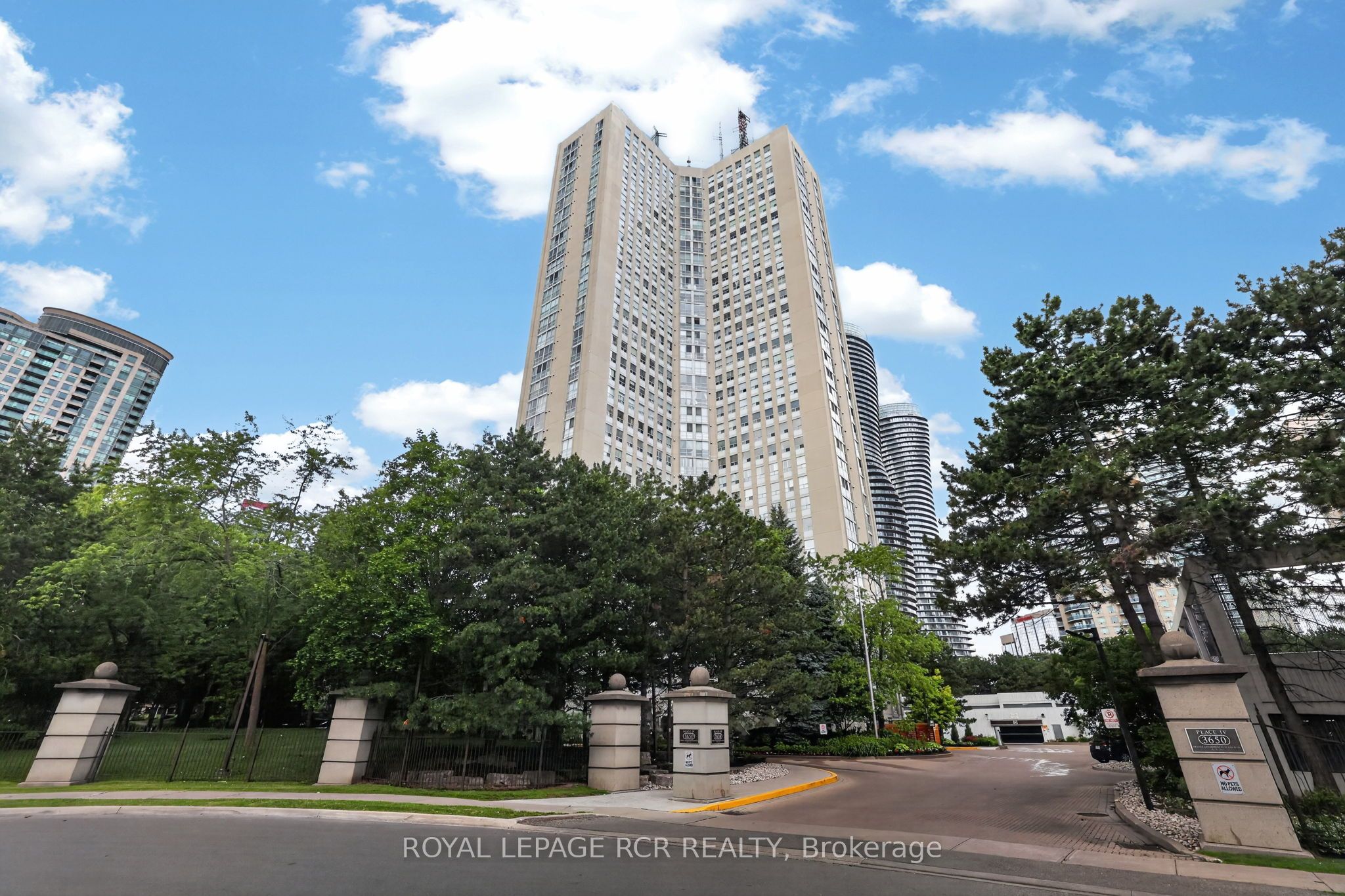 3650 Kaneff Crescent 303, Mississauga, ON L5A 4A1 photo 2