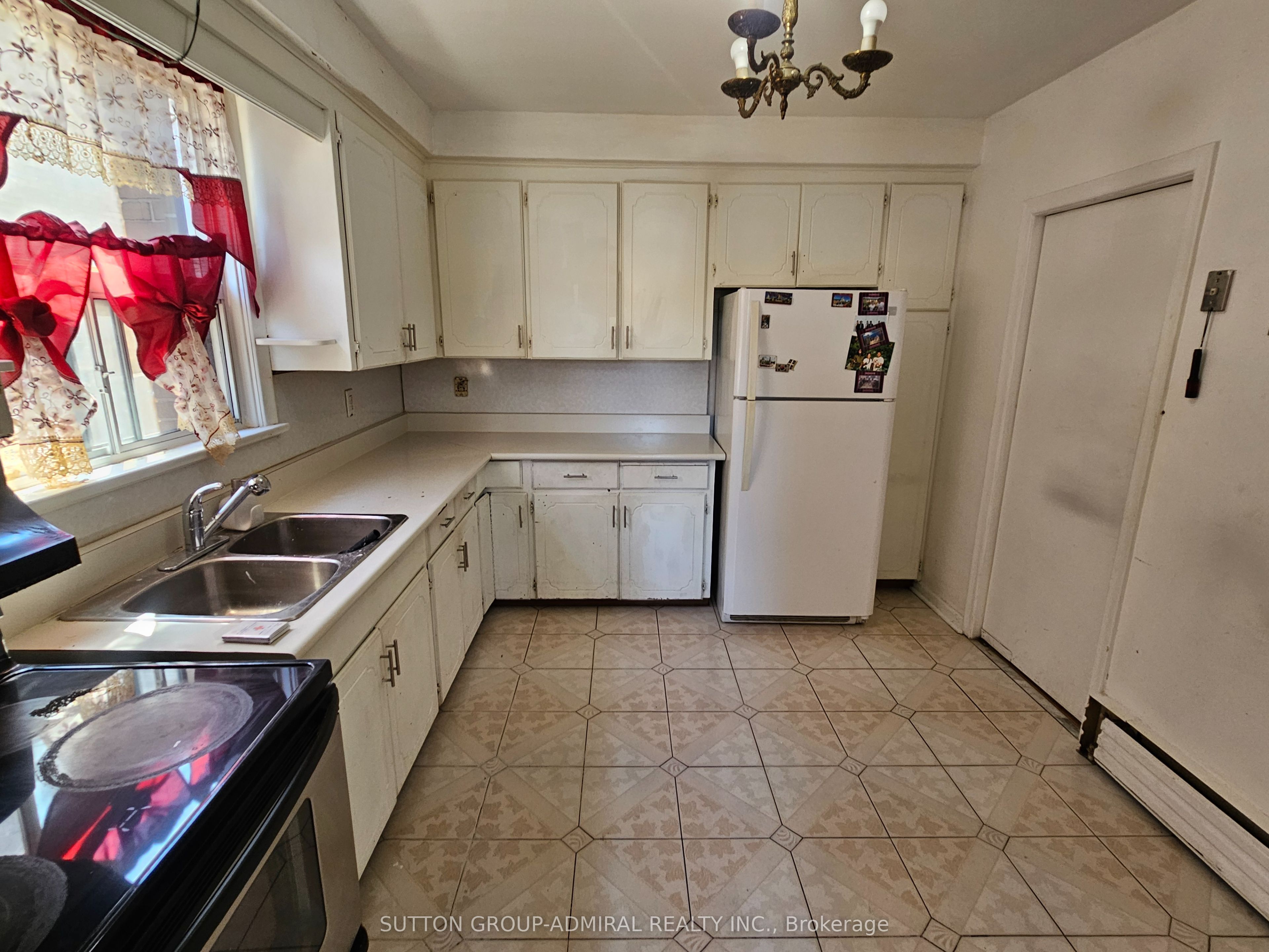 7 Elway Court, Toronto, ON M6B 2N7 photo 3