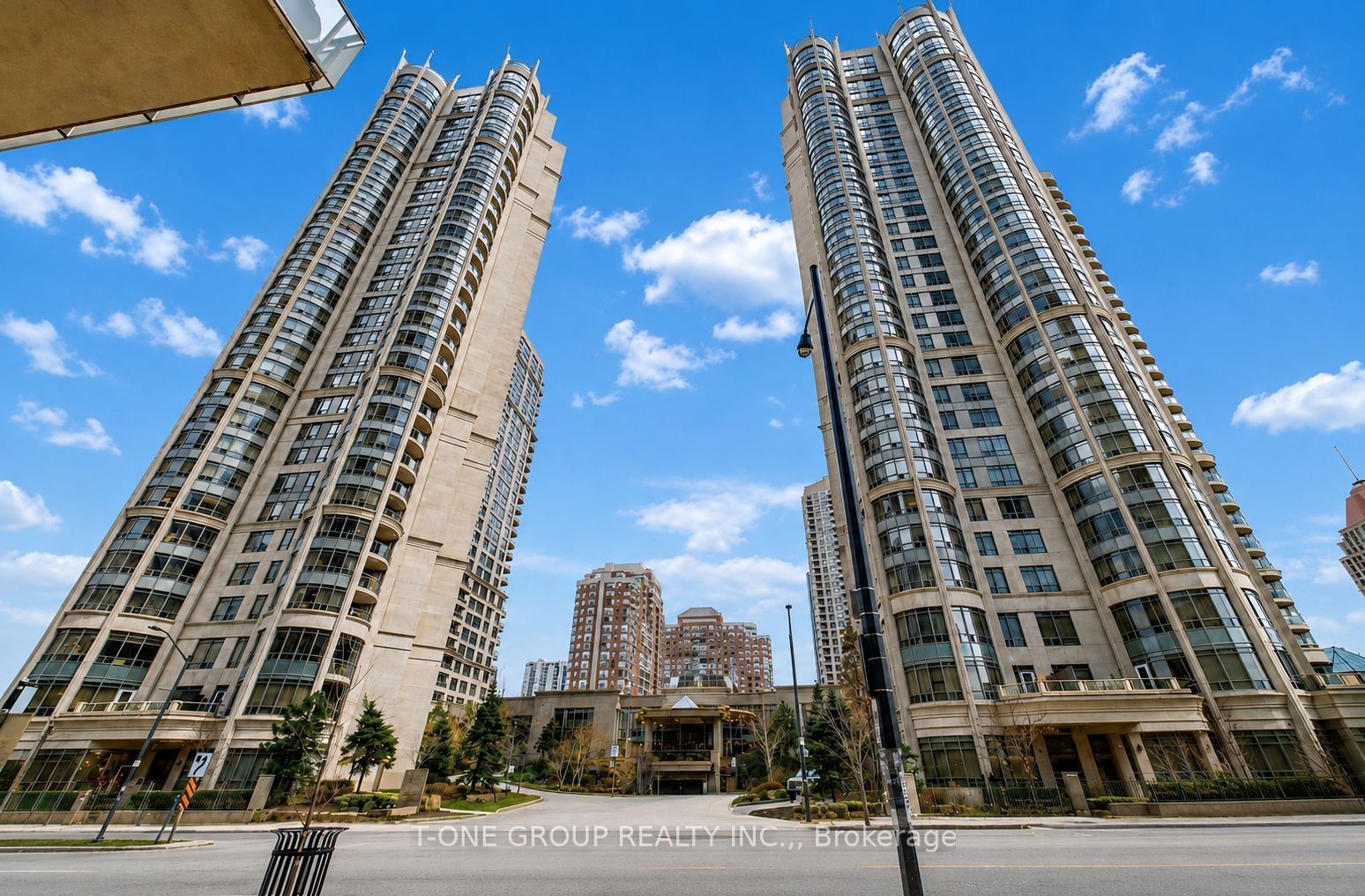 3888 Duke Of York Boulevard 2823, Mississauga, ON L5B 4P5
