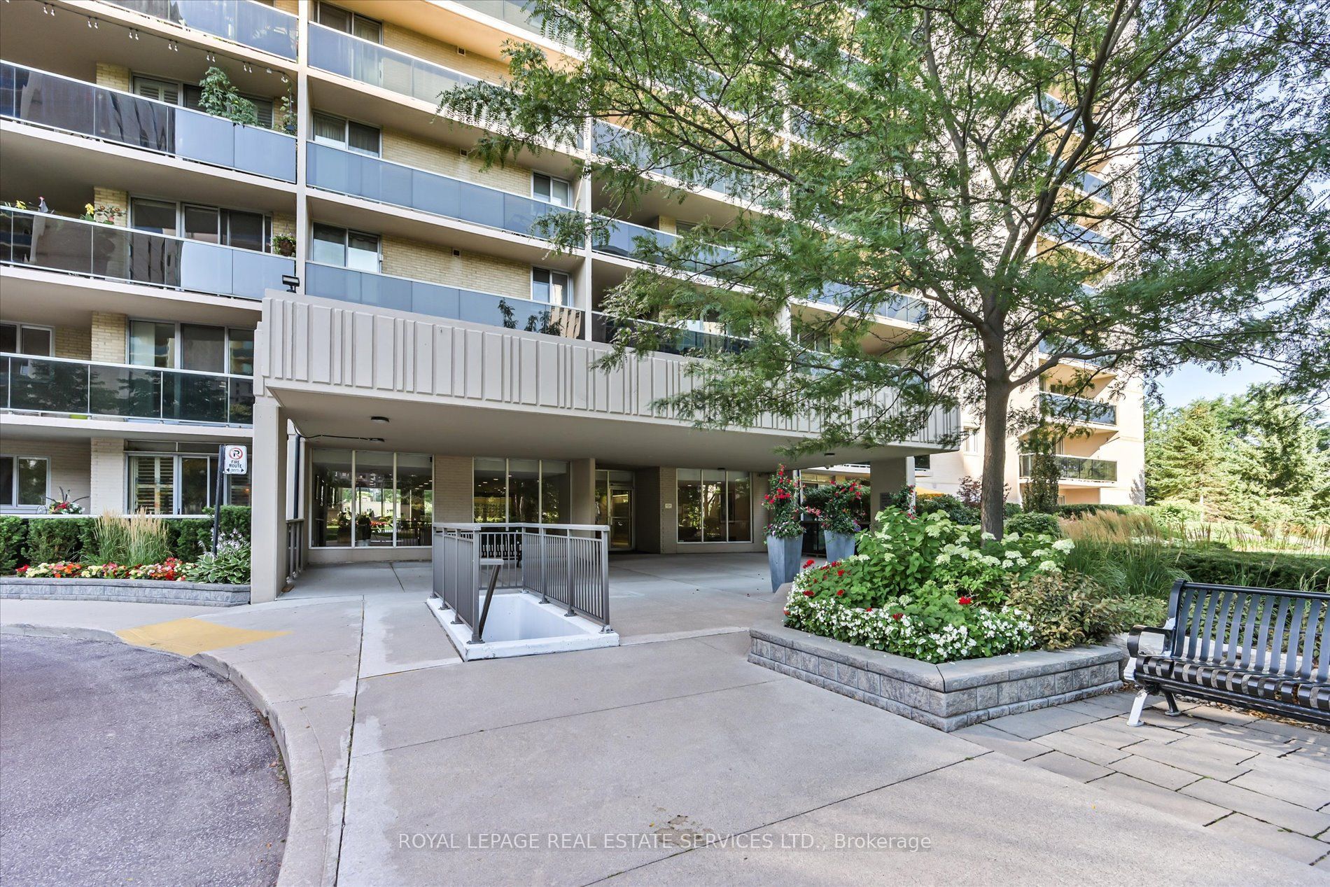 812 Burnhamthorpe Road 309, Toronto, ON M9C 4W1 photo 2