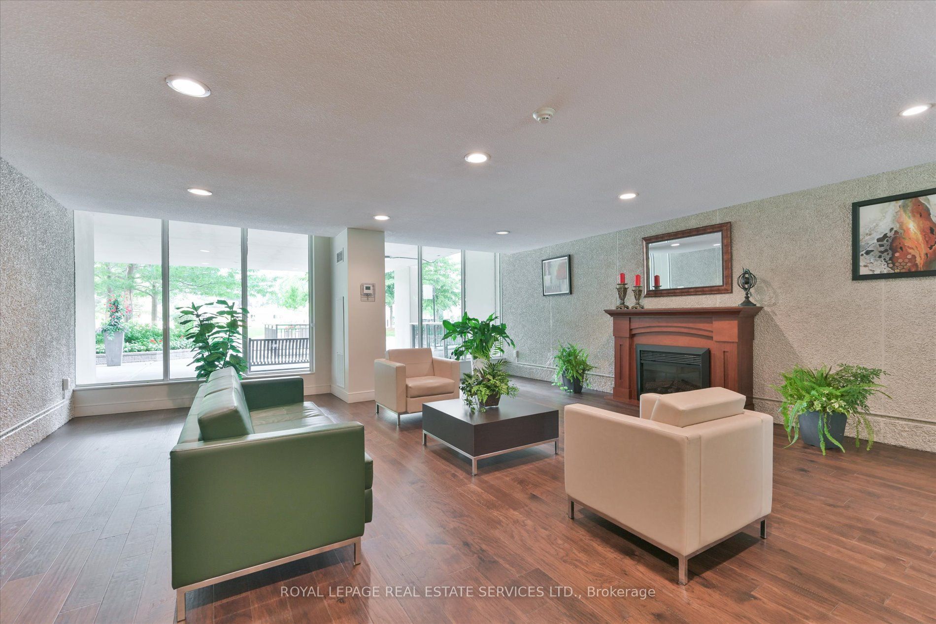 812 Burnhamthorpe Road 309, Toronto, ON M9C 4W1 photo 3