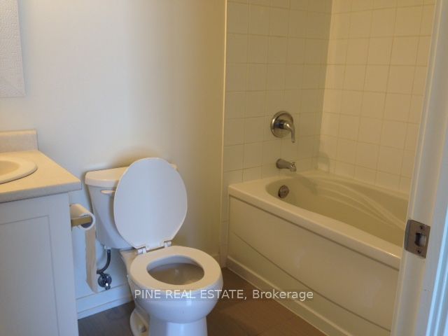 812 Lansdowne Avenue 1212, Toronto, ON M6H 4K5 photo 4