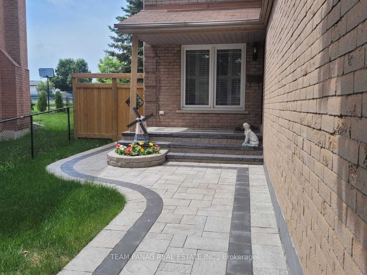 12 Jeremy Place #Upper, Brampton, ON L6S 5K6 photo 2