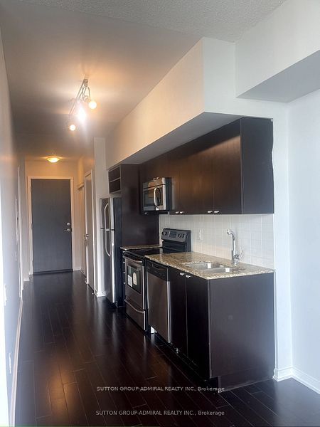 105 The Queensway 2713, Toronto, ON M6S 5B5 photo 2