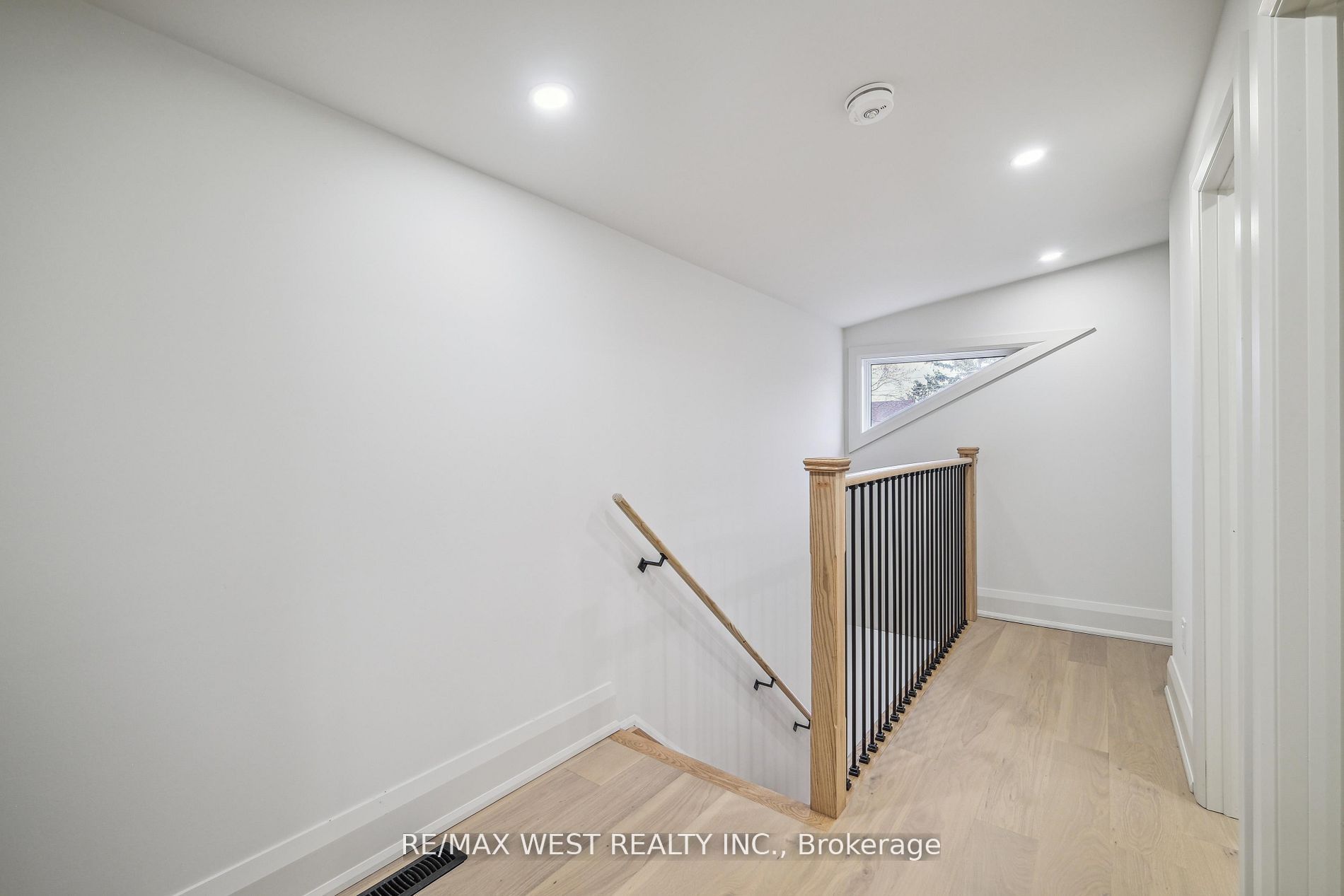 202 Perth Avenue Upper, Toronto, ON M6P 3X8 photo 4