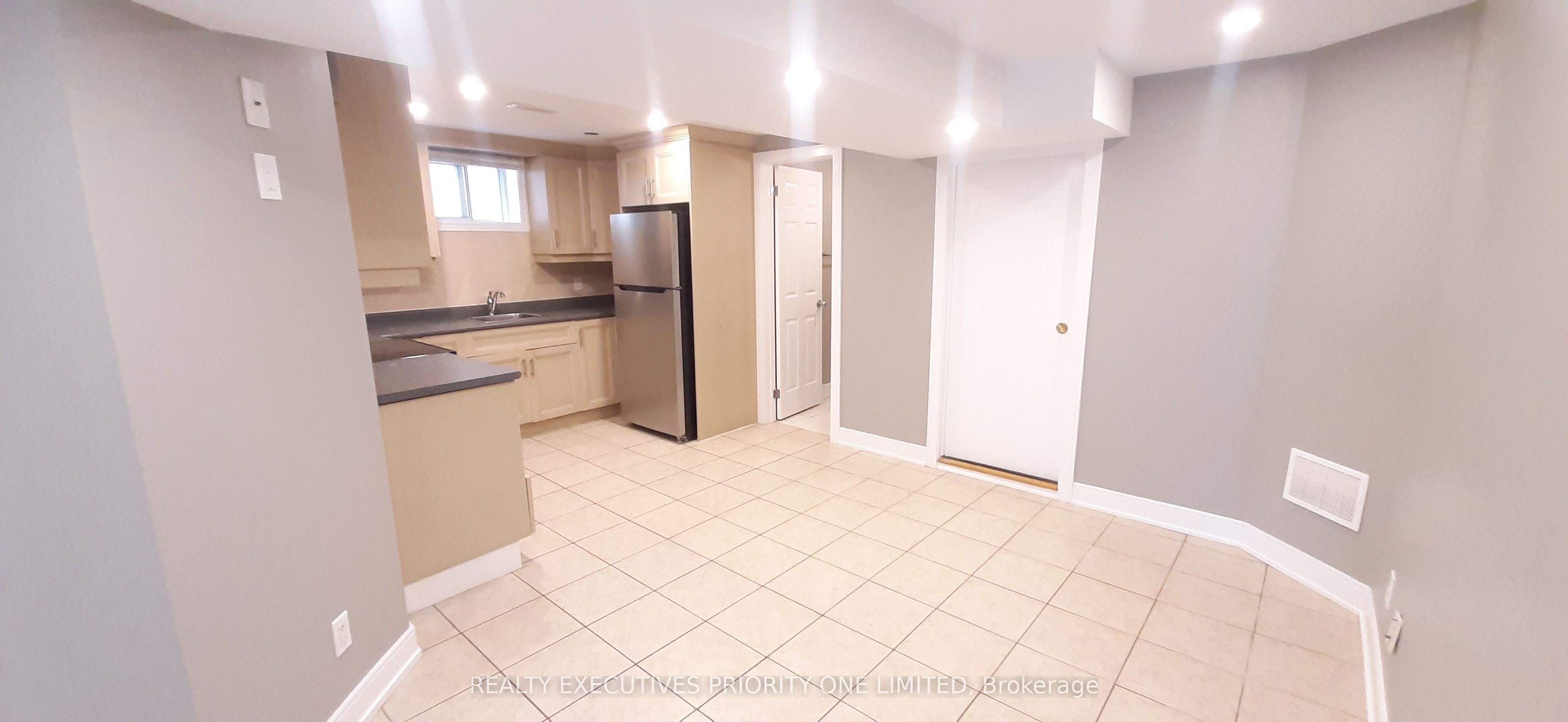 138 Day Avenue, Toronto, ON M6E 3W3 photo 4
